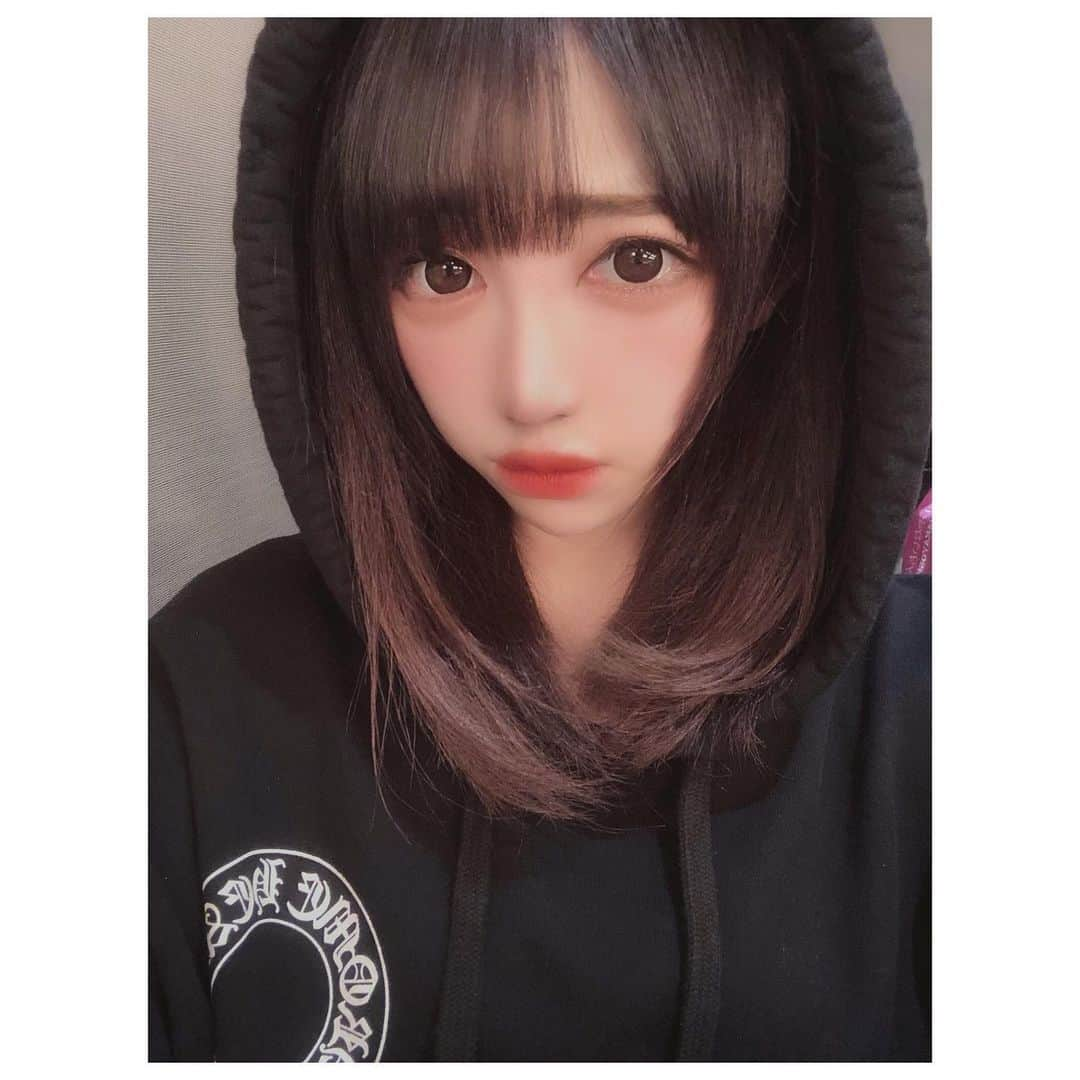 ちゃんもも◎さんのインスタグラム写真 - (ちゃんもも◎Instagram)「冬。パーカーをこう着ちゃうタイプの女さんたちこんにちわ🥺✊💖これが俺たちのやり方🥺✊💖」11月16日 13時52分 - xchanmomox