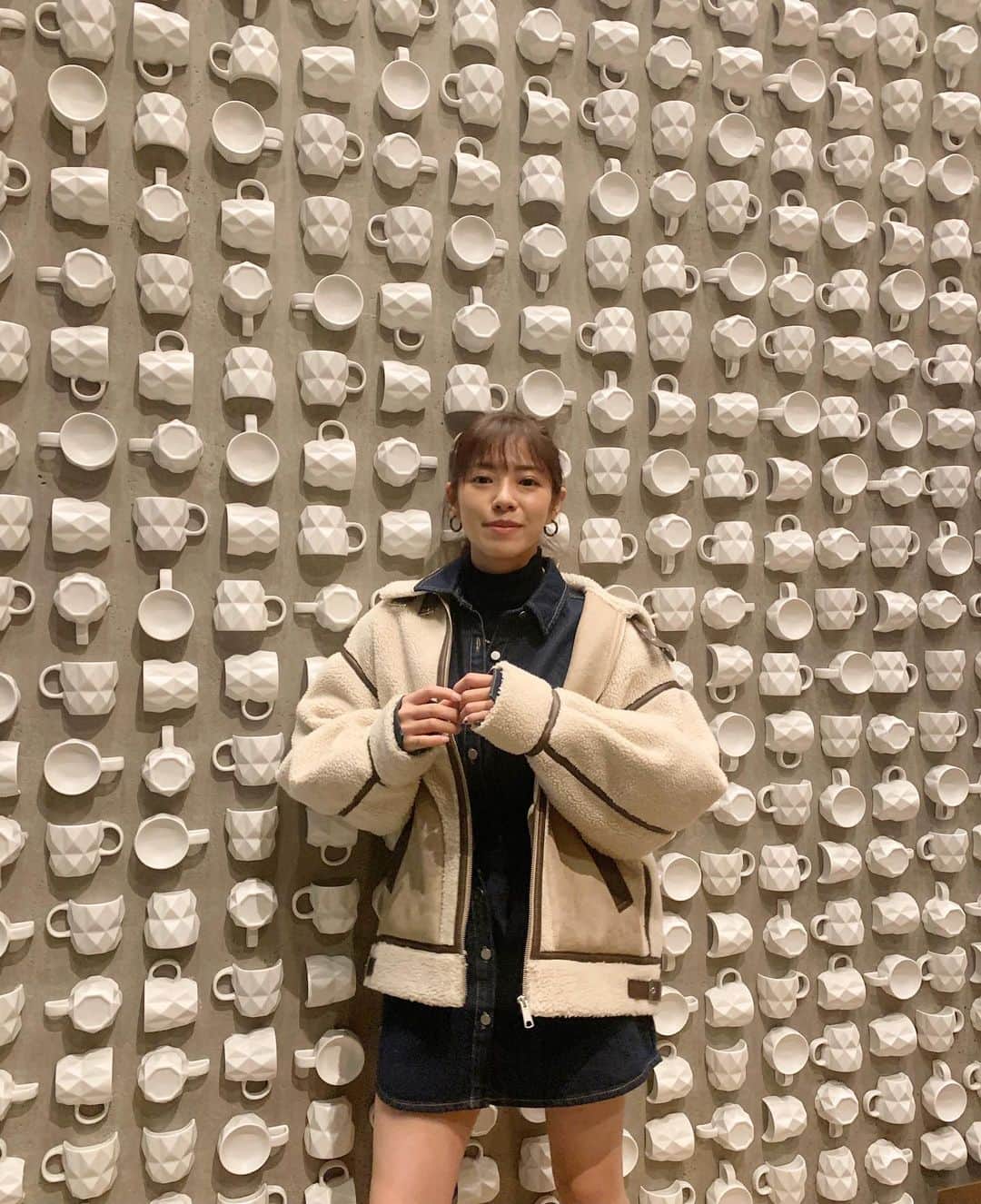 わちみなみのインスタグラム：「ひさびさのミニ丈🐮﻿ デニムのワンピースが可愛かったので﻿ 爪も牛柄だし、カウガールみたい🤠﻿ もこもこのアウターも着ちゃった！どきどき  おしゃれするの苦手なの🥺 ﻿ @zarahabeauty  でほぐしてもらって心もりら〜くす！﻿ ハンドがうますぎて、、☺️﻿ ﻿ #冬コーデ  #もこもこアウター  #わちみなみ　#親しみやすそう #zarahabeauty」