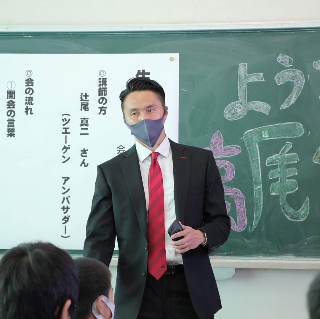 のインスタグラム：「昨年も行かせて頂いた高尾台中学校で「生き方を学ぶ会」で講話しました🙋🏻‍♂️  高尾台中学校の生徒たちは本当に真面目。メモを取りながら一生懸命話を聞く姿勢や質問の内容も素晴らしかった！  生徒たちの将来が楽しみ❗️  #高尾台中学校 #生き方を学ぶ会 #zweigen #keynote」