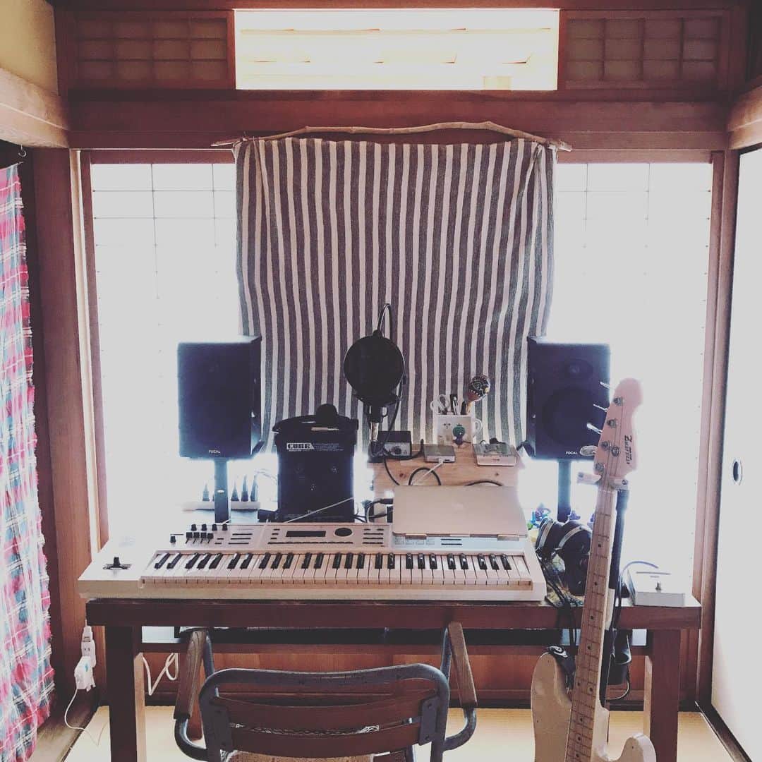 福岡晃子のインスタグラム：「取り外しできる吸音材(ストライプの布貼ったやつ)つけてみた #宅録部屋 #声の録音状態良くなるかな #古民家」