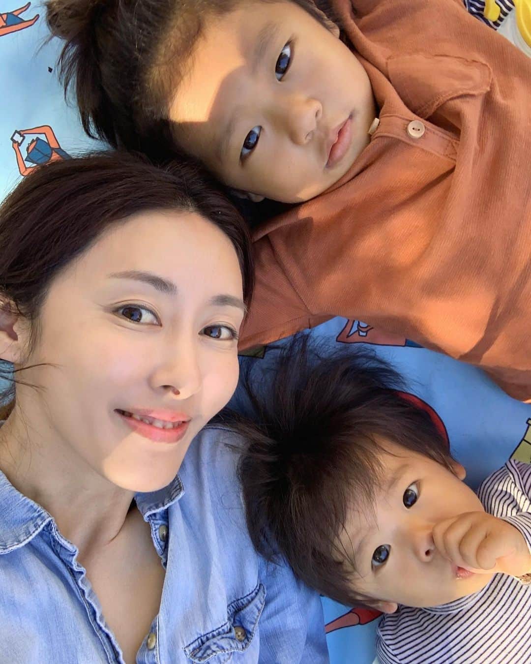 高木りなのインスタグラム：「週末はレジャーシート敷いてごろーん。 青い空と落ち葉のシャワーを眺めて🍂🍁🍃  地味だけど楽しかったです😆  주말은 매트 깔아놓고 누워서 하늘보기  푸른 하늘과 떨어지는 낙엽을 바라보며 멍~ 하고 보냈네요!  #3歳10ヶ月 #1歳2ヶ月 #男の子ママ #4살 #14개월아기 #두아들맘 #momlife #motherhood」