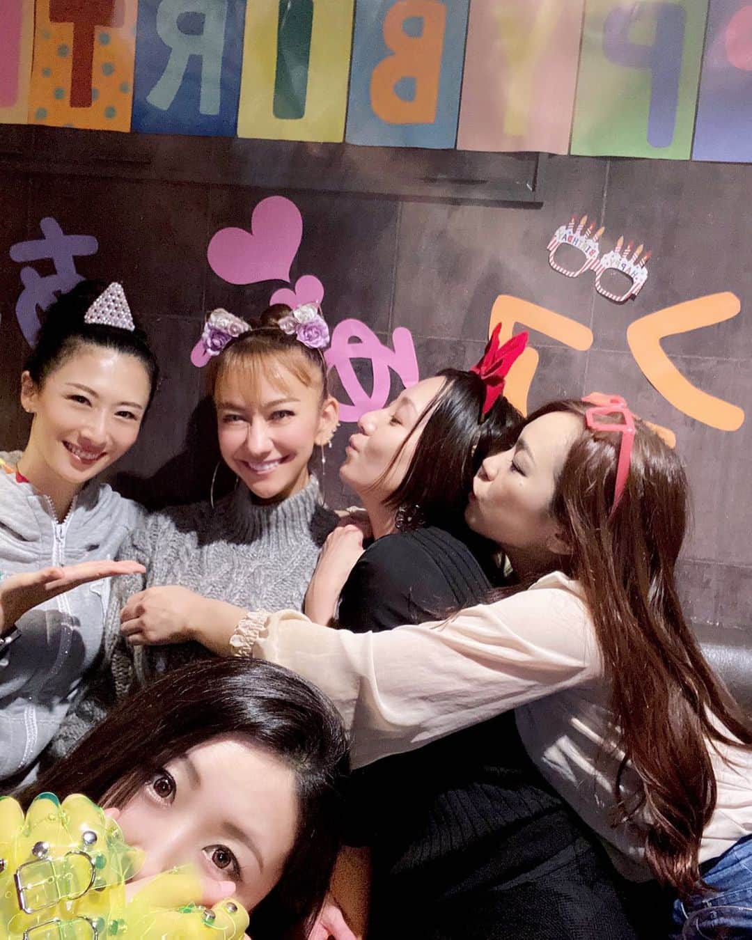 ソフィア・グリーンウッドのインスタグラム：「♥️2020.11.07♥️ ・ ・ MY BIRTHDAY🥳🎉💓✨ #お誕生日#birthday#ほっこりメンバー#怒涛のワイン大会#徐々に地獄絵図#素敵な誕生日」