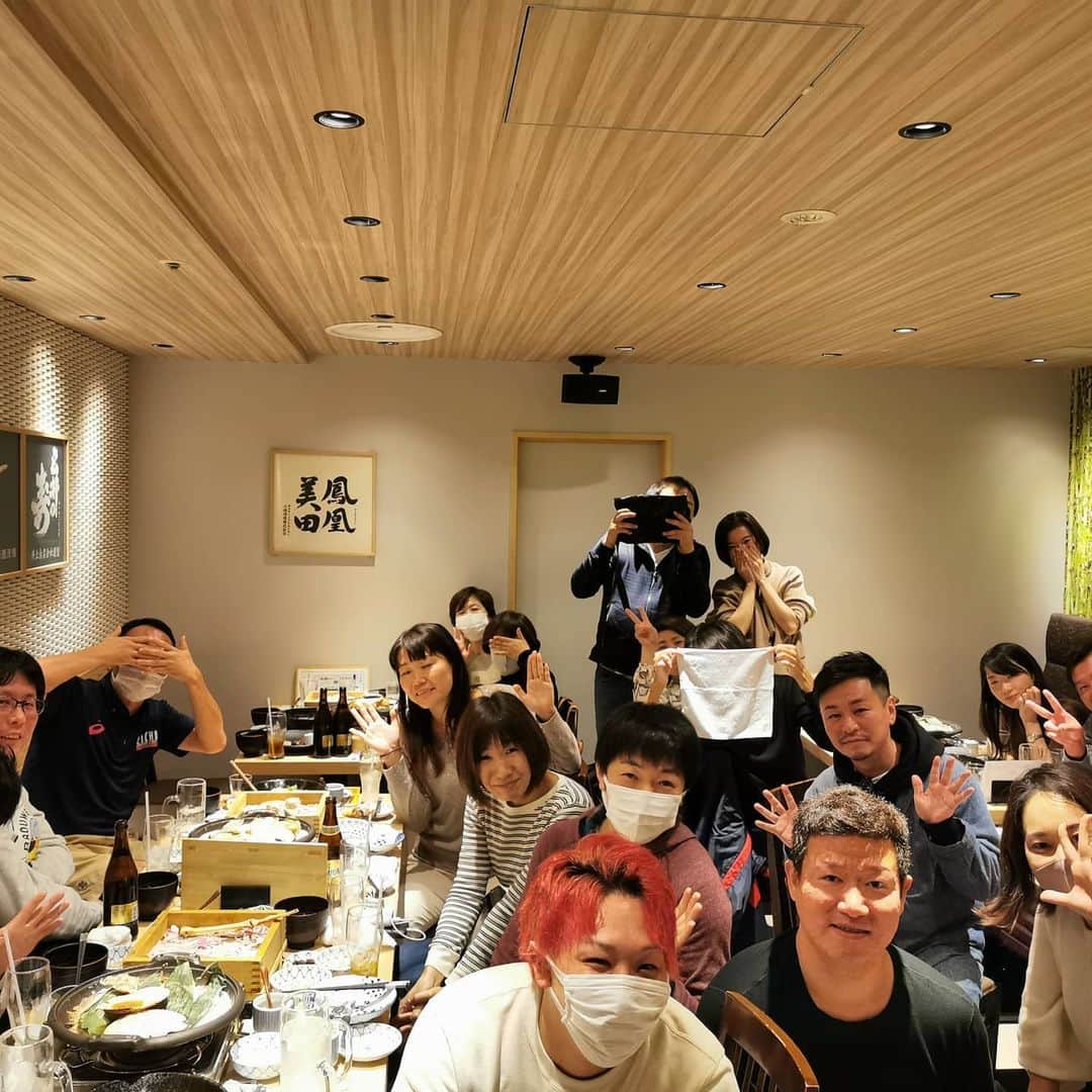 中園健士さんのインスタグラム写真 - (中園健士Instagram)「【孤独を愛せる人になろう】﻿ 昨日は東京物販スクール飲み会で﻿ 今日は大阪物販スクール飲み会！﻿ 飲み会三昧な僕が言うのも﻿ あれですが﻿ 人は快楽に流れる生き物なので﻿ ついつい楽しい飲み会や﻿ 友達と遊んだり、または﻿ 会社の飲み会につきあいで﻿ 参加したり、だらだらと﻿ 人と過ごす時間って結構あると思います。﻿ 　﻿ ﻿ 　﻿ その際に考えてほしいことは﻿ その時間は自分にプラスになるのか？﻿ 　﻿ ﻿ 　﻿ その飲み会ってただの愚痴や﻿ 笑いや上司の話だけで﻿ 終わりませんか？﻿ 　﻿ ﻿ 　﻿ 僕は起業初期の頃って﻿ そういう飲み会に﻿ 参加することを捨てました。﻿ 　﻿ ﻿ 　﻿ 仕事が終わったら即自分の副業に﻿ 集中して出来る限り毎日時間を取り、﻿ ビジネスに集中しました。﻿ 　　﻿ ﻿ 　﻿ 当時は輸出転売の仕入れや出品に﻿ 究極に時間を使い、﻿ 人と会うといえば﻿ 輸出転売スクールの飲み会や﻿ 講座には全て参加しました。﻿ 　﻿ ﻿ 　﻿ それ以外のお誘いは全て﻿ シャットダウン。﻿ 　﻿ 　﻿ 結果出すまでは何が何でも﻿ がむしゃらにやってトップになると﻿ 決めていたのでそれを半年間は﻿ やっていました。﻿ 　﻿ 　﻿ ﻿ そうしたら気づいたら﻿ 周りの生徒たちと比べて﻿ とてつもない世界に﻿ 来ることが出来ました。﻿ 　﻿ 　﻿ そうして今は誰よりも﻿ 自由に飲み会や旅行を楽しんでいます。﻿ 　﻿ ﻿ 　﻿ そして当時同じ講座を受けていた﻿ 他の生徒たちは今も同じような﻿ 人生を歩んでいます。﻿ ﻿ 　﻿ ﻿ 　﻿ つまり今だにお金がない、﻿ 時間がない﻿ 人生を送っているんです。﻿ 　　﻿ 　﻿ 　﻿ まぁ人生は人それぞれですが﻿ 僕は短期的に圧倒的に集中して﻿ 努力して結果を残して﻿ ビジネスである程度余裕が出てから﻿ 初めて自分の時間を﻿ 作ることにしたことは﻿ 良かったな～と思います。  #物販  #物販ガチ勢  #物販スクール  #物販転売  #物販稼ぎ方  #物販で副業  #物販女子  #物販で脱サラ  #せどり 　 #せどり初心者  #せどり女子  #せどりやり方  #せどり塾」11月16日 13時55分 - nakazono.kenji