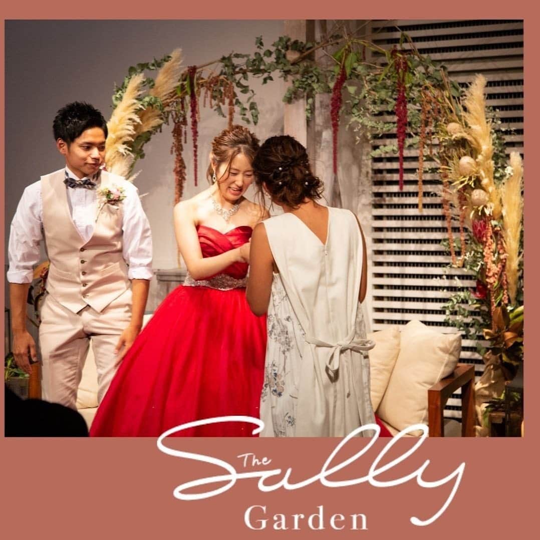 The Sally Garden（ザ サリィガーデン）さんのインスタグラム写真 - (The Sally Garden（ザ サリィガーデン）Instagram)「. . 大切な友人の#お手紙 結婚式の素敵な瞬間 . サリィガーデンでは お二人らしい 演出もたくさん取り入れています . . . ・。*・。*・。*・。*・。*・。*・ . 🏠公式ホームページは @the_sally_garden のURLから💕 ☞http://sally-garden.jp/ . お気軽にお問い合わせ下さい！ . ． ・。*・。*・。*・。*・。*・。*・ サリィ"５大"おすすめPOINT👰♡ ・。*・。*・。*・。*・。*・。*・ . （１）完全貸切ウエディング🏠💕 . 鮮やかな緑と光が包む。 別荘に友人や家族を招くようにリラックスできる空間 . ┈┈┈┈┈┈┈┈┈┈┈┈┈┈┈┈┈┈┈ （２）360度ゲストを囲むガーデン挙式🌿 . 憧れのガーデン挙式と 人気のラスティックウェディングが叶う . ┈┈┈┈┈┈┈┈┈┈┈┈┈┈┈┈┈┈┈ （３）ゲストの喜びが鍵になる👰🤵✨ . ふたりの想いやイメージを汲み取り、 おもてなしのプロとしてチームサリィが 一丸となり理想のウエディングを創り上げます。 . ┈┈┈┈┈┈┈┈┈┈┈┈┈┈┈┈┈┈┈ （４）笑顔が広がる美食🍽💕 . 幅広い年齢層から支持される美食 お箸で年配ゲストも食べやすい気配りも。 . ┈┈┈┈┈┈┈┈┈┈┈┈┈┈┈┈┈┈┈ （５）アクセス🚘🌟 . 最寄り駅から5分!! 国道50号線付近にあり各方面から訪れやすい。 . ・。*・。*・。*・。*・。*・。*・ #ザサリィガーデン  #栃木結婚式 #花嫁diyレポ #ラスティックウエディング #披露宴会場 #披露宴会場装花 #披露宴会場コーディネート #バンケット #会場コーディネート #披露宴会場演出 #披露宴コーデ #装花イメージ #ナチュラルウエディング #結婚式場 #ウエディングレポート #gardenwedding #naturalwedding #プラコレ #Dressy花嫁 #ゼクシィ2020 #2020秋婚 #2020冬婚 #2021春婚 #2021夏婚」11月16日 13時57分 - the_sally_garden