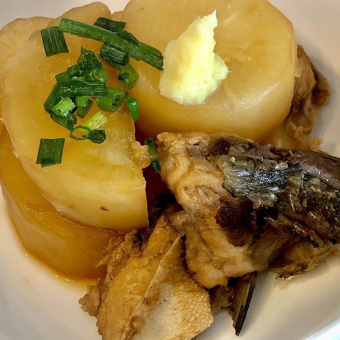 のインスタグラム：「ぶりかまと大根が脅威の安さだったので、ぶり大根作りました。 味付けは甘め。きび砂糖です。ネギは小口切りで冷凍しておいたもの。生姜はチューブ。 このまま冷やして味がしゅんだのを食べるのが楽しみ。 しかし、ぶりの処理がしちくそ面倒くさいので、今後は料理屋で食べます。  #ぶり大根  #ぶりかま  #大根  #脅威の安さ  #下処理めんどくさい」