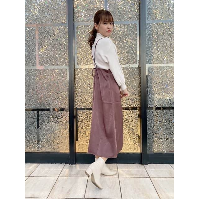 三島ゆかりさんのインスタグラム写真 - (三島ゆかりInstagram)「昨日の私服はアイボリー×ブラウンで統一してました🍎☺️ コーディネートのテーマは『3歳くらいの子供がいるママさん』 テキトーやけどなんとなくそんなイメージw💖👧 今年流行りのアイボリーor白のスクエアブーツ👢 絶対汚すしワンシーズンのつもりで、そんなに高いのは出したくなかったからめっちゃ探してお手頃価格で見つけて即買いしました👍✨ 最近のお気に入りです❣️ #私服 #コーディネート #アイボリー #ブラウンコーデ #ショートブーツ #スクエア #ポニーテール #三島ゆかり #ゆかりんご #来店 #ありがとうございました #instagood #instapic #instalike #instafashion #follow」11月16日 14時06分 - apple340