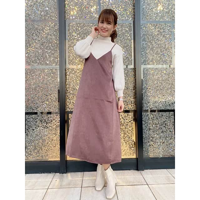 三島ゆかりさんのインスタグラム写真 - (三島ゆかりInstagram)「昨日の私服はアイボリー×ブラウンで統一してました🍎☺️ コーディネートのテーマは『3歳くらいの子供がいるママさん』 テキトーやけどなんとなくそんなイメージw💖👧 今年流行りのアイボリーor白のスクエアブーツ👢 絶対汚すしワンシーズンのつもりで、そんなに高いのは出したくなかったからめっちゃ探してお手頃価格で見つけて即買いしました👍✨ 最近のお気に入りです❣️ #私服 #コーディネート #アイボリー #ブラウンコーデ #ショートブーツ #スクエア #ポニーテール #三島ゆかり #ゆかりんご #来店 #ありがとうございました #instagood #instapic #instalike #instafashion #follow」11月16日 14時06分 - apple340