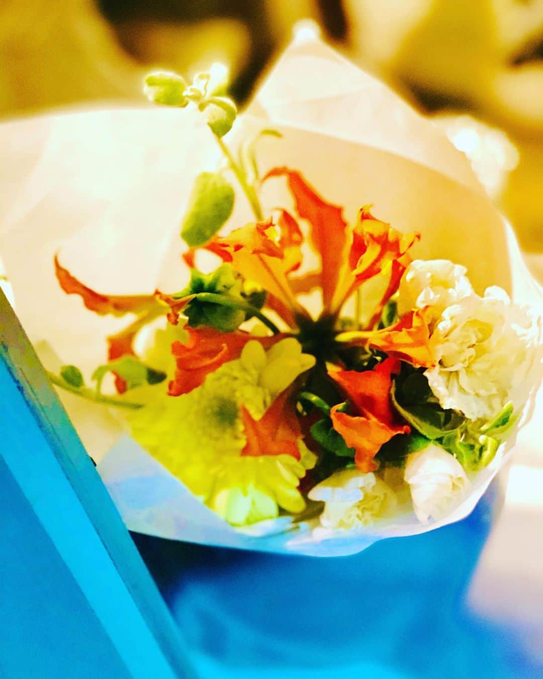大越かず江さんのインスタグラム写真 - (大越かず江Instagram)「✨今日という日を✨  花を部屋に飾る💐✨ たったそれだけのことでも 心が晴れやかになる✨⸜🌷︎⸝‍✨  自分の心が満たされていないと 人に優しくなれないから いつでも心に栄養を与えて 人生も豊かにしていきたいですね♥️╰(⸝⸝⸝´꒳`⸝⸝⸝)╯♥️  (๑•̀o•́๑)۶ FIGHT☆ͦ  •*¨*•.¸¸♬•*¨*•.¸¸♪•*¨*•.¸¸♬•*¨*•.¸¸♪  ✨ Today is the day ✨  Decorate the room with flowers 💐✨ Even that alone will make your heart radiant ✨⸜🌷︎⸝‍✨  If my heart is not satisfied, I cannot be kind to people, so I want to always nourish my heart and enrich my life♥️╰(⸝⸝⸝´꒳`⸝⸝⸝)╯♥️  (๑•̀o•́๑)۶ FIGHT☆ͦ  •*¨*•.¸¸♬•*¨*•.¸¸♪•*¨*•.¸¸♬•*¨*•.¸¸♪   #今日  #today  #花束  #flowers  #happytime」11月16日 14時17分 - bluemoonseasky