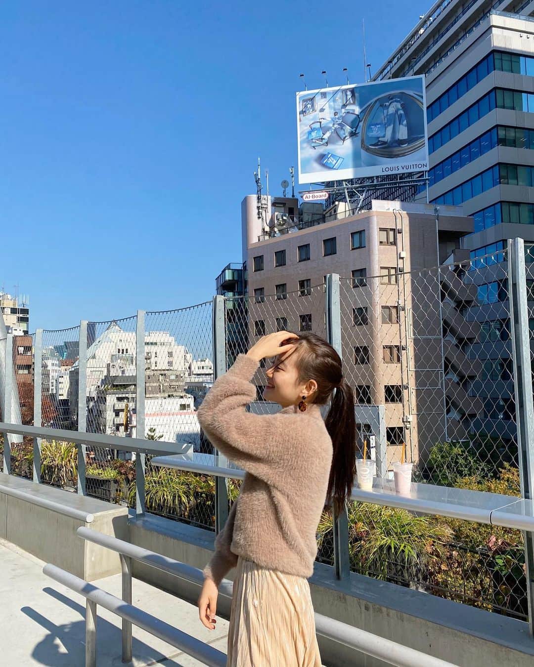青山舞莉のインスタグラム：「@maybins_japan あったかくてこれ一枚で過ごせちゃうの。 ぽかぽか #ミーコーデ」