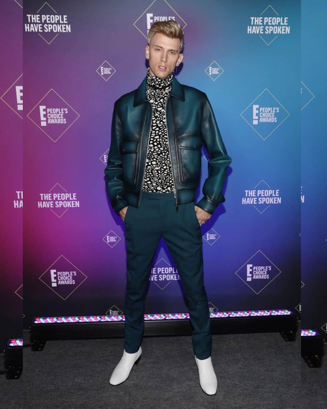 Just Jaredさんのインスタグラム写真 - (Just JaredInstagram)「@machinegunkelly in @berluti presents @joeyking with Best Comedy Movie Star at at the People’s Choice Awards. Visit JJ now for full coverage of the event! #MachineGunKelly  #Berluti  #PeoplesChoiceAwards #PCAs Photos: Getty」11月16日 14時13分 - justjared