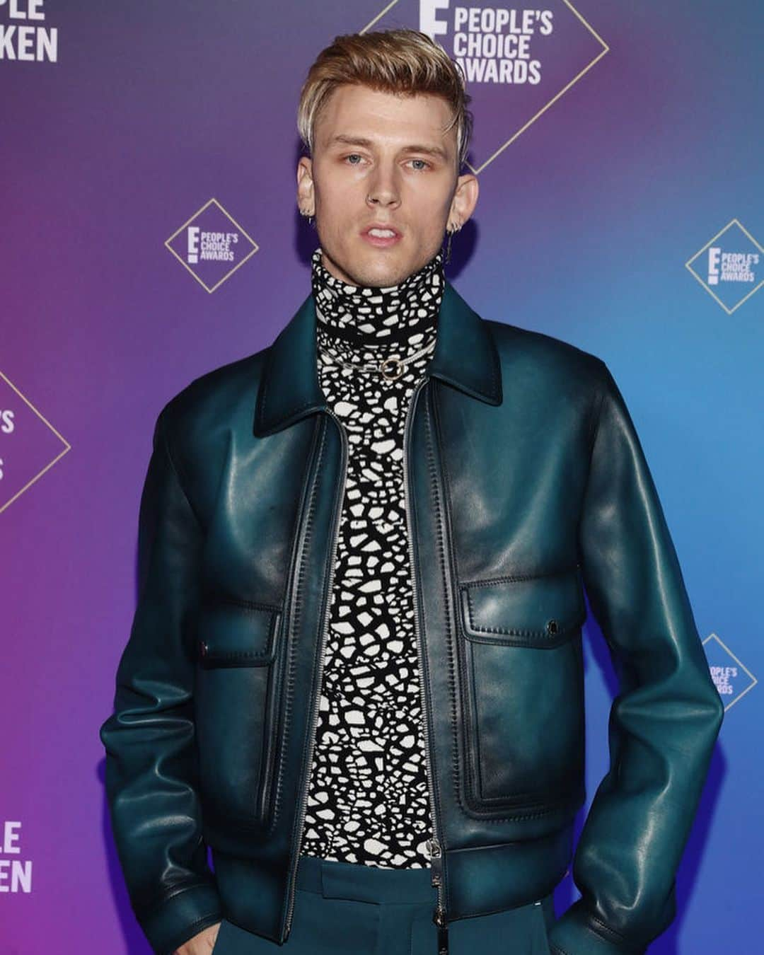 Just Jaredさんのインスタグラム写真 - (Just JaredInstagram)「@machinegunkelly in @berluti presents @joeyking with Best Comedy Movie Star at at the People’s Choice Awards. Visit JJ now for full coverage of the event! #MachineGunKelly  #Berluti  #PeoplesChoiceAwards #PCAs Photos: Getty」11月16日 14時13分 - justjared