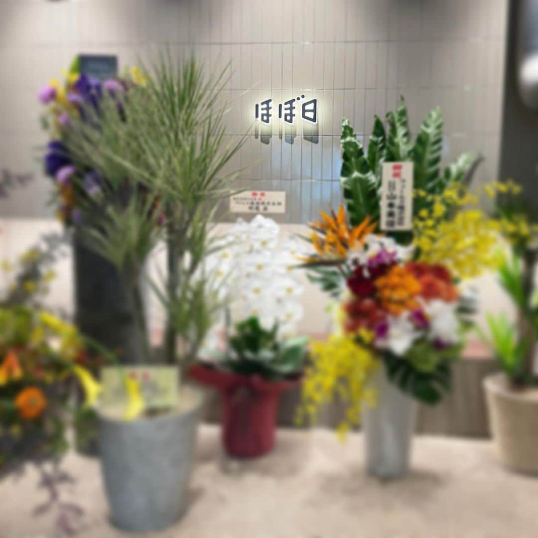 ほぼ日刊イトイ新聞さんのインスタグラム写真 - (ほぼ日刊イトイ新聞Instagram)「【引っ越してきましたー。】 こんにちは、ほぼ日でーす。 引っ越してきましたー。 今日はみんなで神田に初出社です。 たくさん、お花もいただいています。 ありがとうございます。 神田在住、在職の先輩なみなさま、 これから神田のほぼ日にお越しいただくみなさま、 どうぞよろしくおねがいします！  @hobonichi1101 のリンクからは 引っ越しの様子もテキスト中継中です。 よかったらオフィスの雰囲気、のぞいてみてくださいね。 https://www.1101.com/pl/kanda_aoyama_3days/index.html  #神田 #ほぼ日オフィス #ほぼ日の引っ越し  #引っ越し #ほぼ日 #ほぼ日刊イトイ新聞」11月16日 14時14分 - hobonichi1101