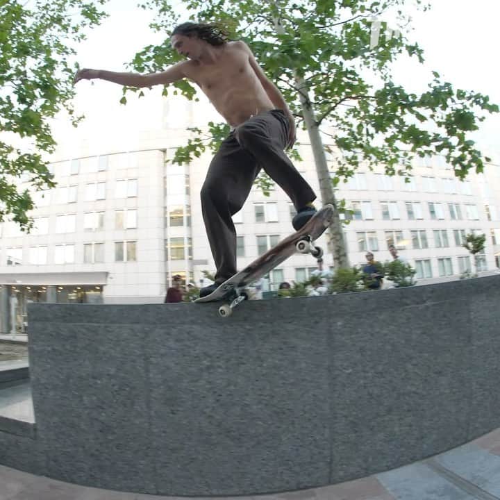 スラッシャーのインスタグラム：「1️⃣ of 1️⃣ @starheadbody ✨ ROUGH CUT playing on the Thrasher app 📲」