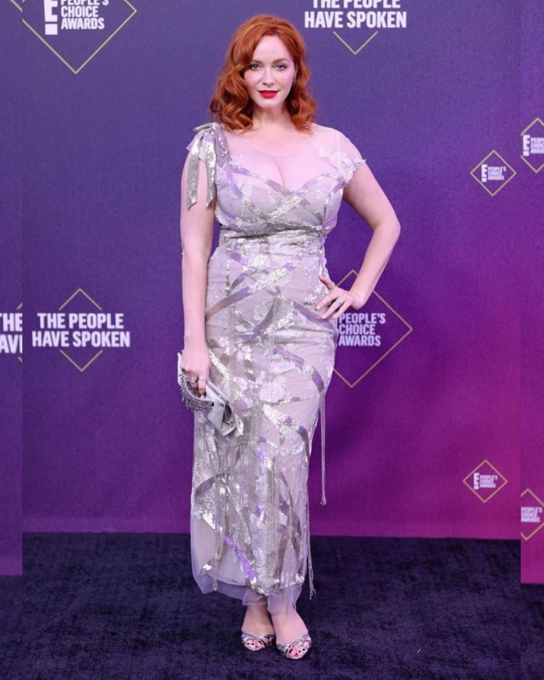 Just Jaredさんのインスタグラム写真 - (Just JaredInstagram)「@actuallychristinahendricks rocks a @marchesafashion look at the People’s Choice Awards. Visit JJ now for full coverage of the event! #ChristinaHendricks #Marchesa  #PeoplesChoiceAwards #PCAs Photos: Getty」11月16日 14時21分 - justjared