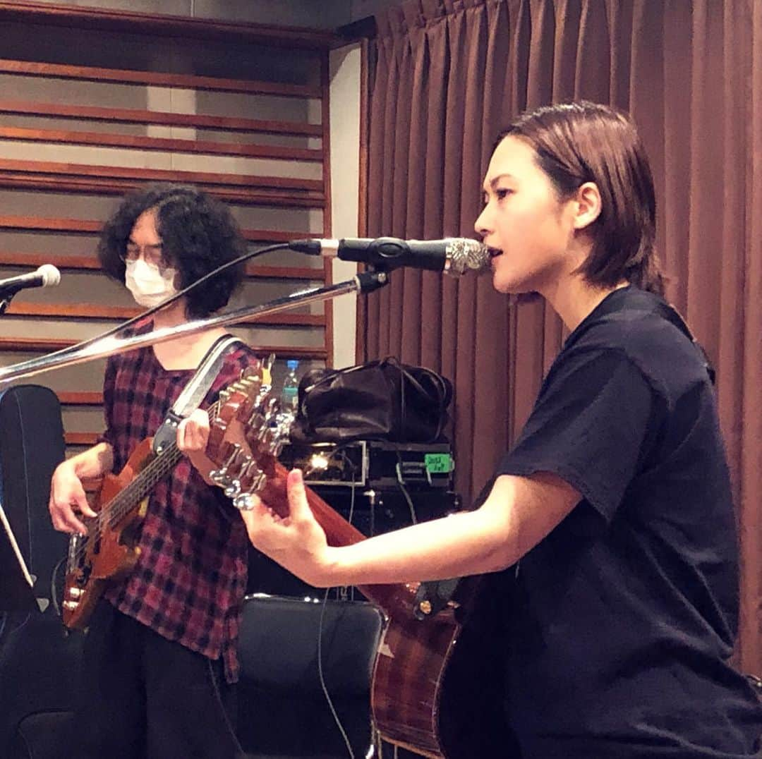 FLOWER FLOWERのインスタグラム：「今日もリハーサル🎸🎸  「インコのhave a nice day ツアー2020  -Streaming Live-」  12月1日（火）20:00 配信  チケット発売中！💁‍♀️💁‍♀️  #yui #YUI #flowerflower  #THEFIRSTTAKEFES #見てくれましたか⁉  #11月18日21:59まで #期間限定公開」