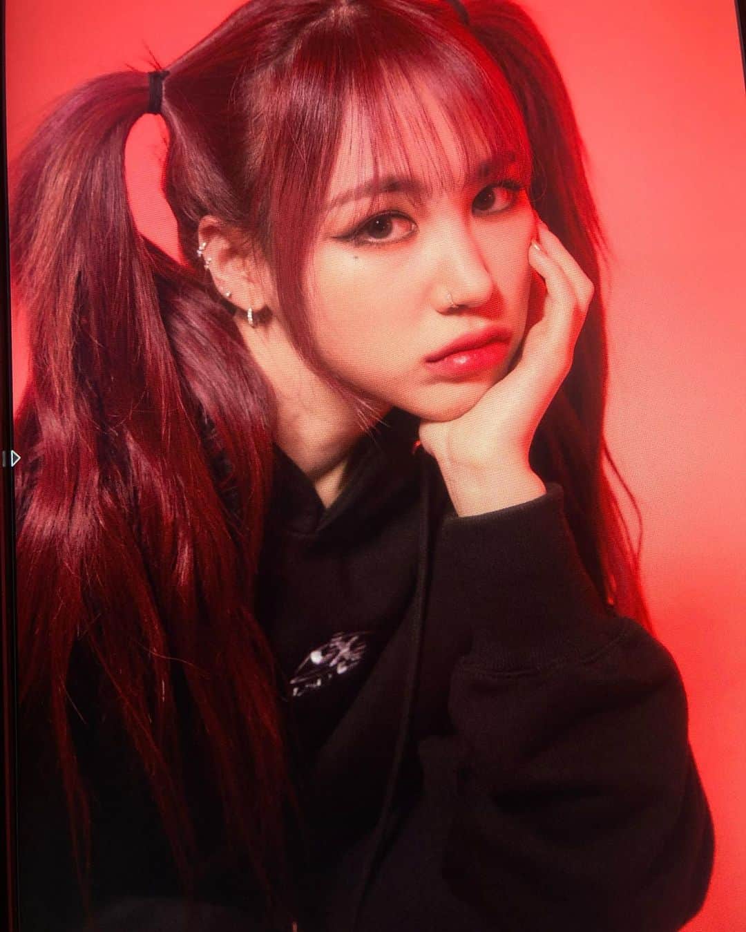 パク・ジミン のインスタグラム：「JXJ @ulkin_official @ulkin_lsd  콜라보 옷 나온거 알지?💜 다 제이미가 좋아하는 색🤧 THIS BOMB ASS JXJ COLLAB U KNOW IM SERIOUS ABOUT MY HOODIES🥴🛸JXJ 로고 이쁘게 만들어준 @robbroy0 💋」