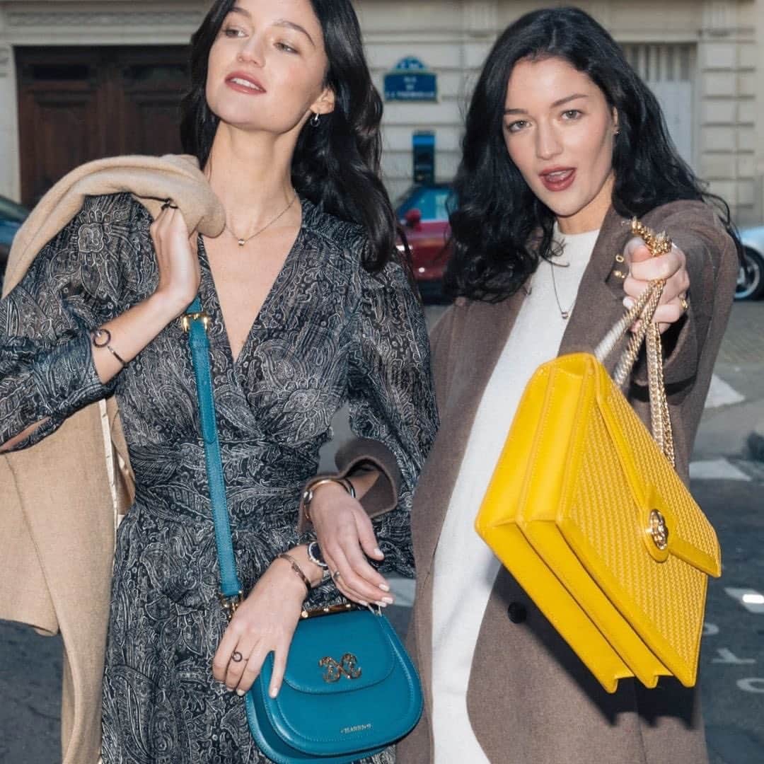 Charriol Japanさんのインスタグラム写真 - (Charriol JapanInstagram)「あなたは上品なブルーグリーン？ アクティブなイエロー？ 長さ調整可能なストラップ付きで、 多彩な使い方を楽しんで✨ . . . #charriol #シャリオール  #新作バック @charriol_jp」11月16日 14時32分 - charriol_jp