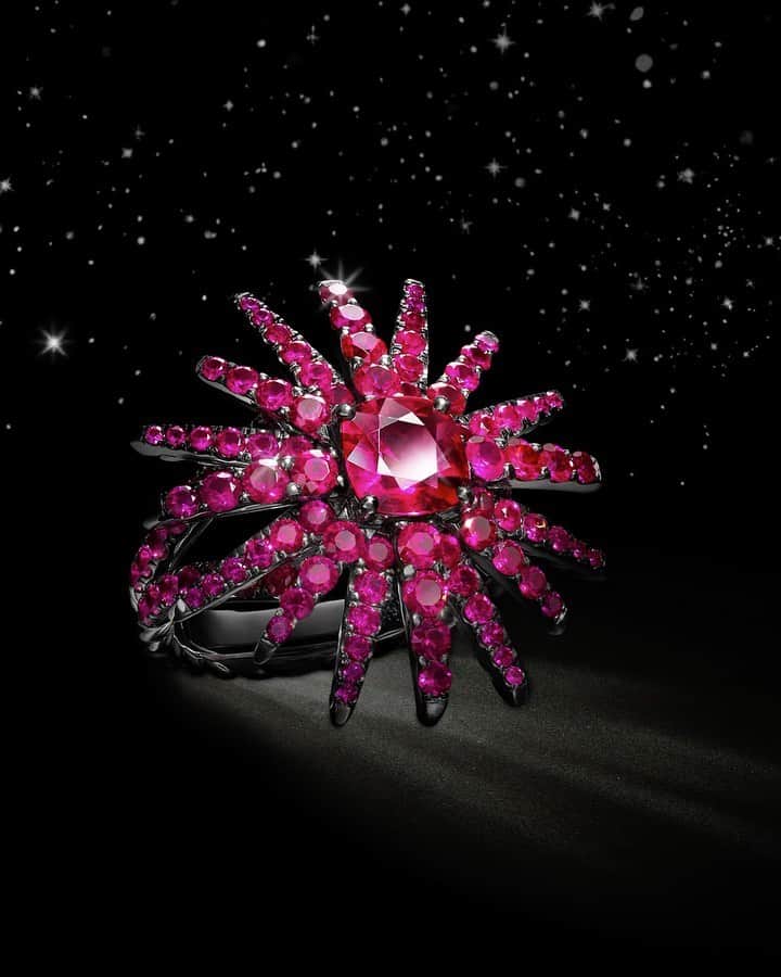 デビッドヤーマンのインスタグラム：「Radiant beams. This #HighJewelry limited-edition Starburst ring is hand set with a 1.4-carat cushion-cut ruby surrounded by ruby and pink sapphire accents. Please send us a message or contact our customer care team to learn more about this one-of-a-kind design. #DavidYurman」