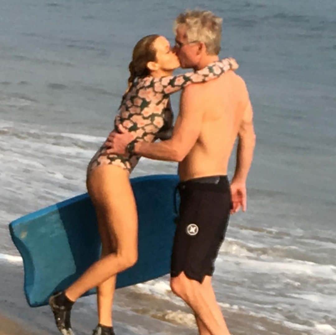 カミール・グラマーのインスタグラム：「Happy Sunday!」
