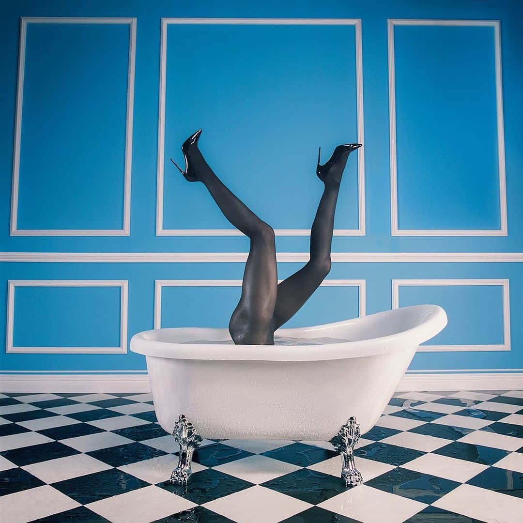 タイラー・シールズのインスタグラム：「When done well effort should seem effortless. This was no easy image to make, if the tub had been empty it would have been a much simpler image but not enough for me in terms of a challenge, so we filled the tub and shot this on a freezing cold night, @alliemarieevans had to wear a scuba mask and was able to hold this position, for longer than any of us imaged. This image “In the tub” from my Series The Dirty side of Glamour.  Came out better than I could have hoped, The film gave it the exact feel I wanted, there is nothing better than making a dream a reality when it comes to making a photograph, the feeling of getting something that is stuck in your mind and turning it into a piece of art. Where would you hang this print?」