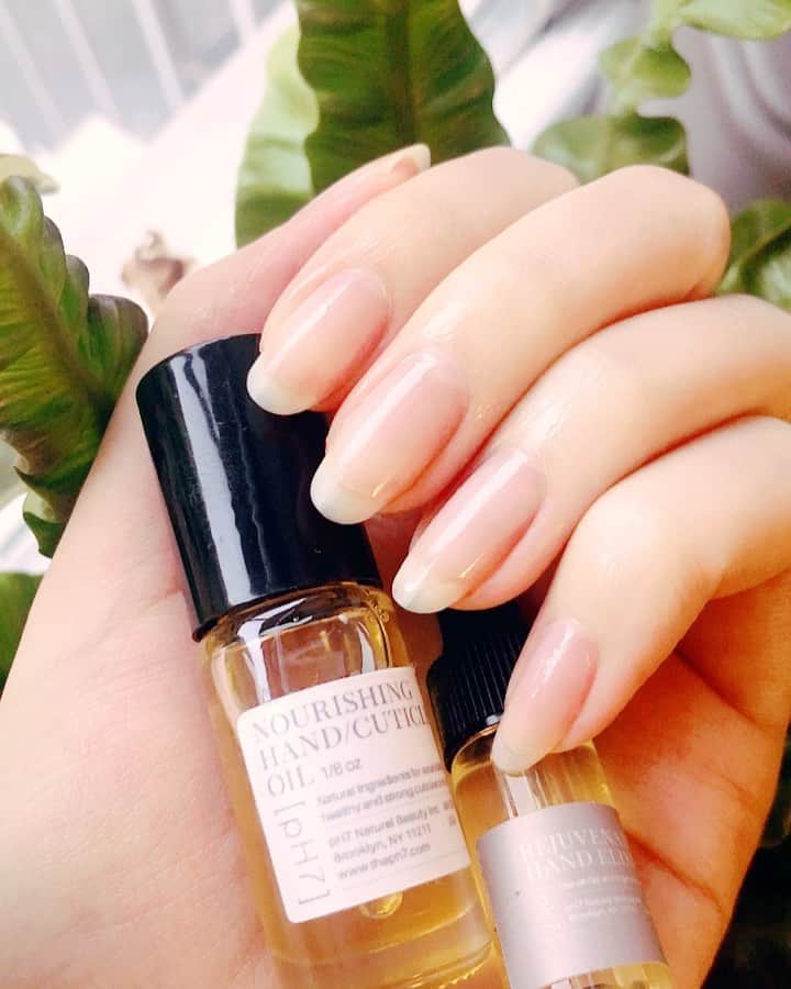 のインスタグラム：「Sweet gift from @ph7beauty🧚🏻‍♀️💓💓💓I love this cuticle oil, you should know how wonderful smell it🌹And the body scrub leves skin so soft and moisturized! Love you, pH7😘💓ウィリアムズバーグにある素敵なネイルサロンpH7から嬉しいギフトが届きました🤗 ・ #pH7 #perfectgift #holiday」