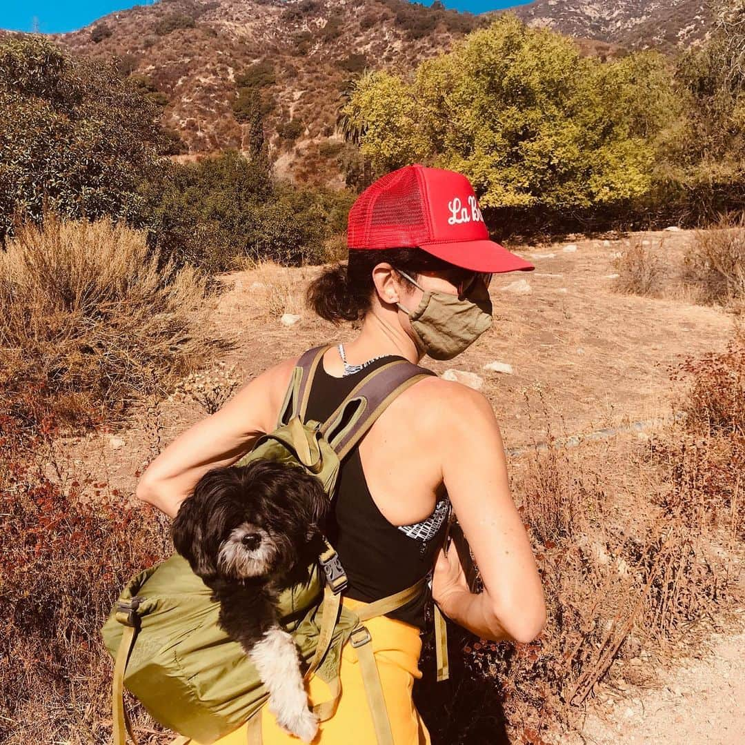 ローラ・グラウディーニさんのインスタグラム写真 - (ローラ・グラウディーニInstagram)「tired after hiking up a mountain? #joanledog  thank you 📸uncle @tcpace90」11月16日 6時00分 - trulylolaglaudini