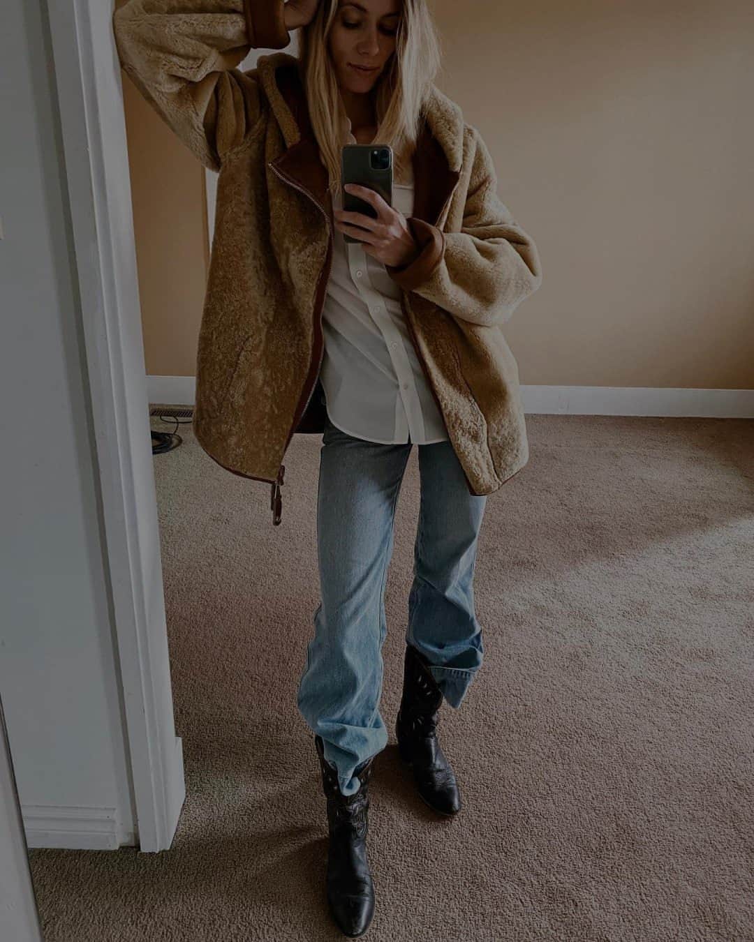 カレントエリオットのインスタグラム：「as seen in #currentelliott: @elizabethminett in the ideal cool weather, cool-girl denim look  #currentelliott #currentelliottjeans #denim #styleinspo」
