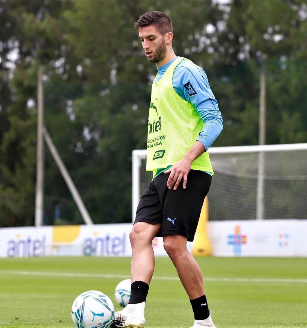 ロドリゴ・ベンタンクールのインスタグラム：「Preparándonos para enfrentar a Brasil ⚽️ @aufoficial 🇺🇾」