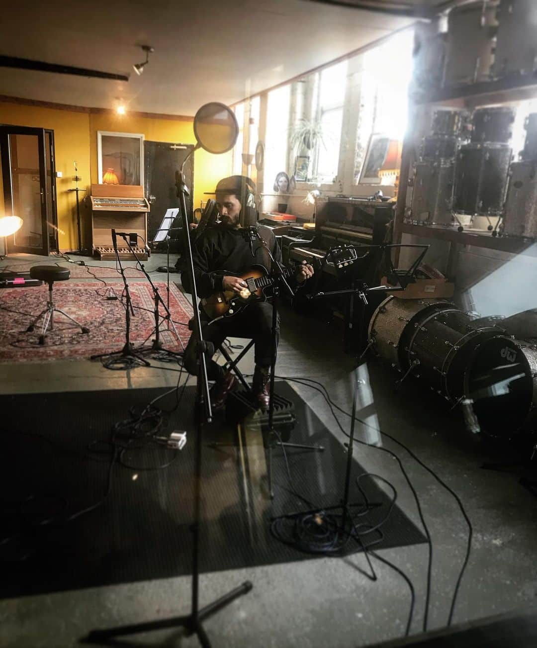 マイケル・マラーキーのインスタグラム：「recording ‘no good to no one now’ for the #graveracer sessions on this beautiful 1958 national @teslarecording; the first live take for vocal and guitar was the one that we used」