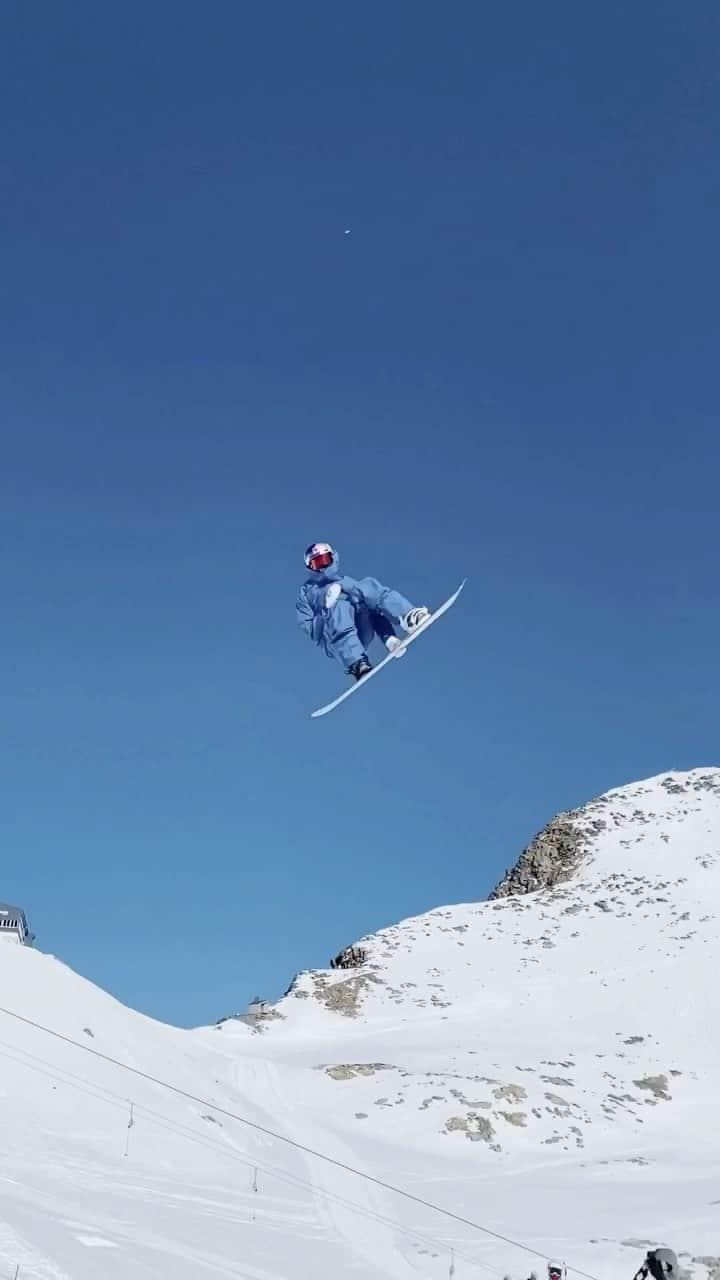 レッドブルのインスタグラム：「did anyone count how many spins that was? 🤯  🏂 : @vladkhadarin  #redbull #givesyouwiiings #snow #winter #powder #mountain #snowboarding」
