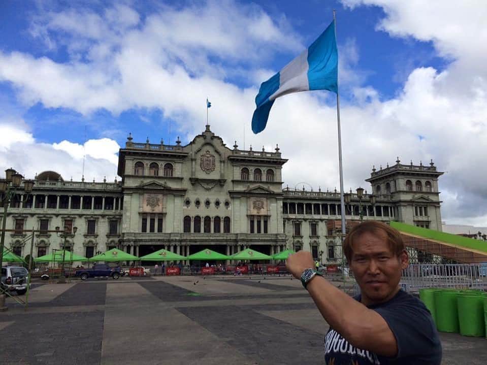 奥村茂雄さんのインスタグラム写真 - (奥村茂雄Instagram)「Un día como hoy pero de hace 5 años en la Ciudad de Guatemala. He visitado esta ciudad 4 veces y quiero regresar primero Dios cuando termine esta pandemia mundial 🙏 - - #guatemala #guatemalacity #okumura #tifondeosaka」11月16日 6時10分 - okumuracmll