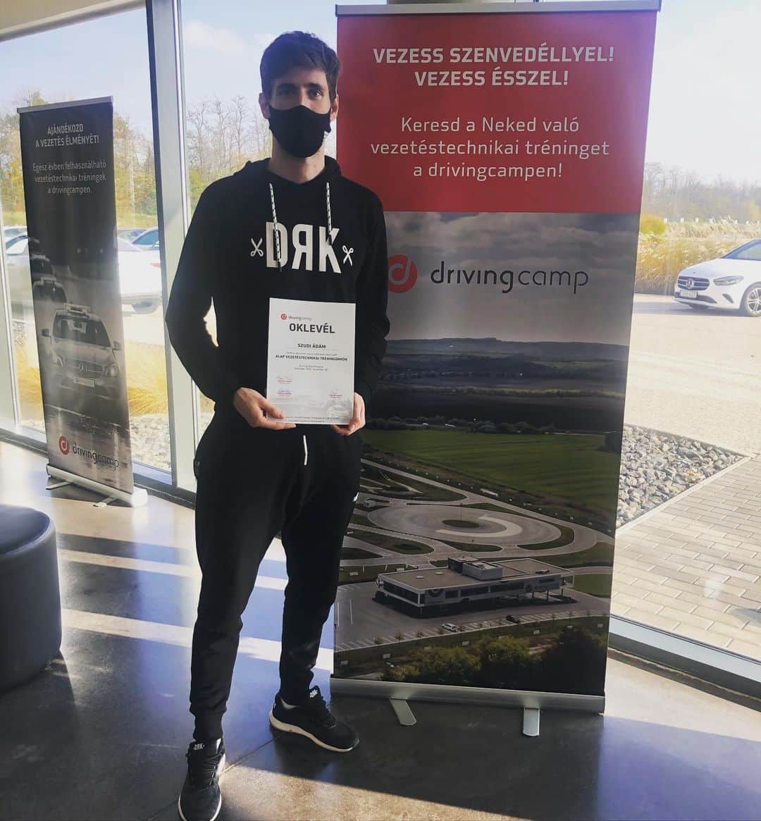 SZUDI Adamのインスタグラム：「Örülök, hogy részt vehettem a drivingcamp vezetéstechnikai tréningjén. 🚗😁 @drivingcamp #drivingcamp #drk #drkdorko #dorkohungary #driving #🇭🇺 #drivesafe #winteriscoming」