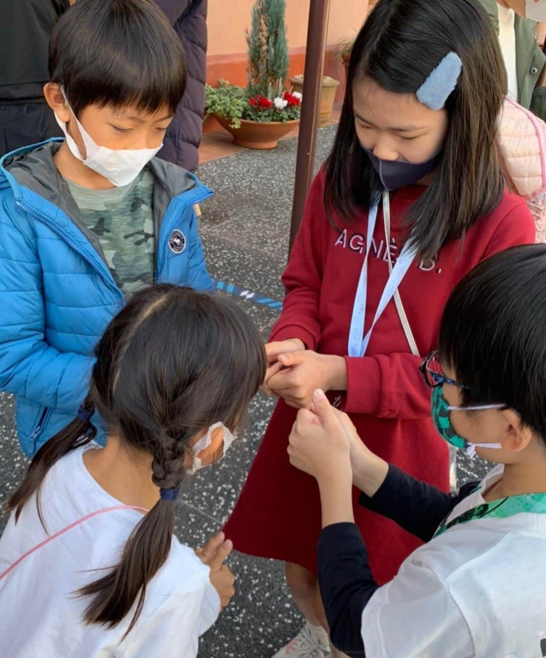 甘糟記子さんのインスタグラム写真 - (甘糟記子Instagram)「昨日の友達と合流！！  幼稚園卒園で大阪に引っ越してしまったので、ユニバーサルに来るたびに会ってます（笑）  久しぶりでもみんなすぐに仲良し\(//∇//)\  お昼はパークサイドグリルを予約しておきました( ^ω^ ) ここのステーキが好きなのよ〜（笑）  お昼の後は予約のりのエルモだけみんなで乗ってバイバイ(o^^o)  次の日学校あるし、早めに退散しなくてはで残念(＞人＜;)  あっという間だったけど、濃くて楽しい時間でした(≧∀≦)  帰りは駅で551の肉まんとか、デイチューズのチーズケーキを買って新幹線へ！  おのおの何か食べたので、家での夕飯は沖縄で買っておい材料でソーキそば！  やっぱりこの麺が美味しい！ スープは旅行中に買った粉末のやつですが、やはり美味しい！  疲れたところにこのソーキそばがまた癒された〜（笑）  楽しい秋旅行週間でした！  #甘糟旅行大阪#甘糟旅行#旅行#秋休み#ユニバーサルスタジオジャパン #友達#仲良し#息子殿姫#息子殿#姫#デリチューズ#チーズケーキ#ソーキそば」11月16日 6時15分 - norihey924