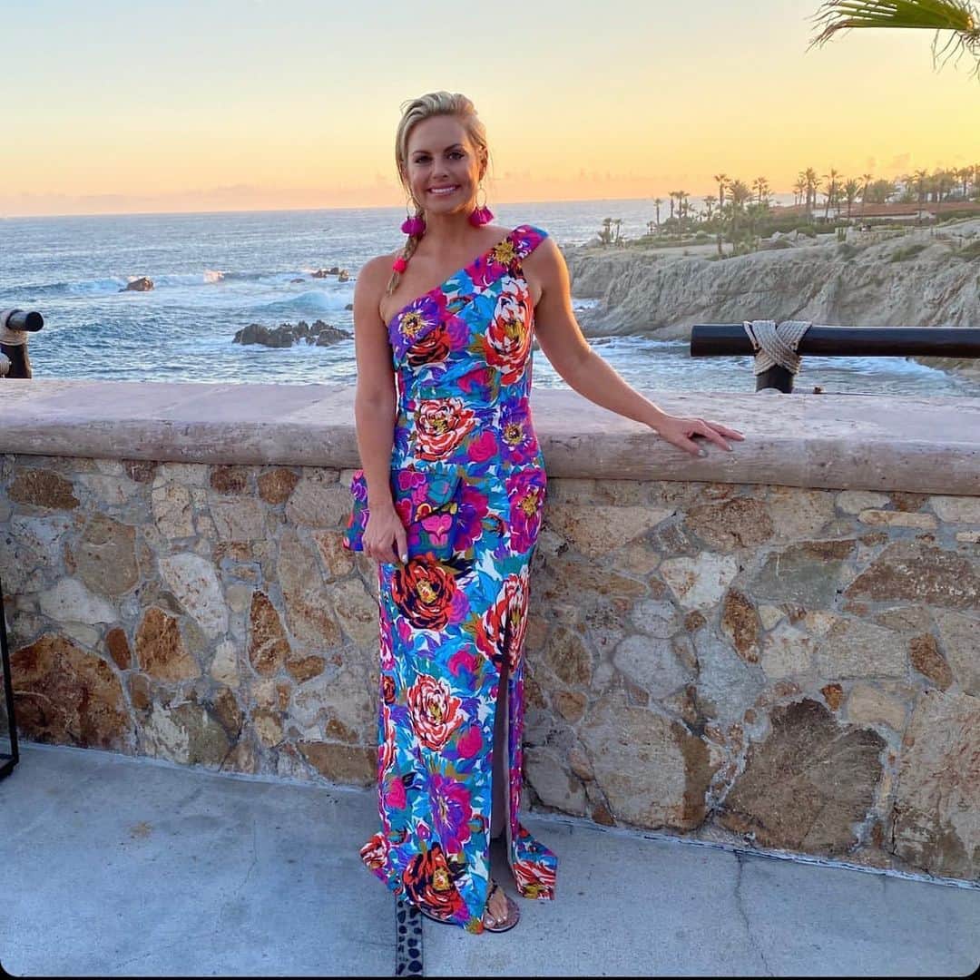 ブラックハローのインスタグラム：「We cant decided which is better the sunset or @courtneyfriel in our Dolan Gown // #bheve」