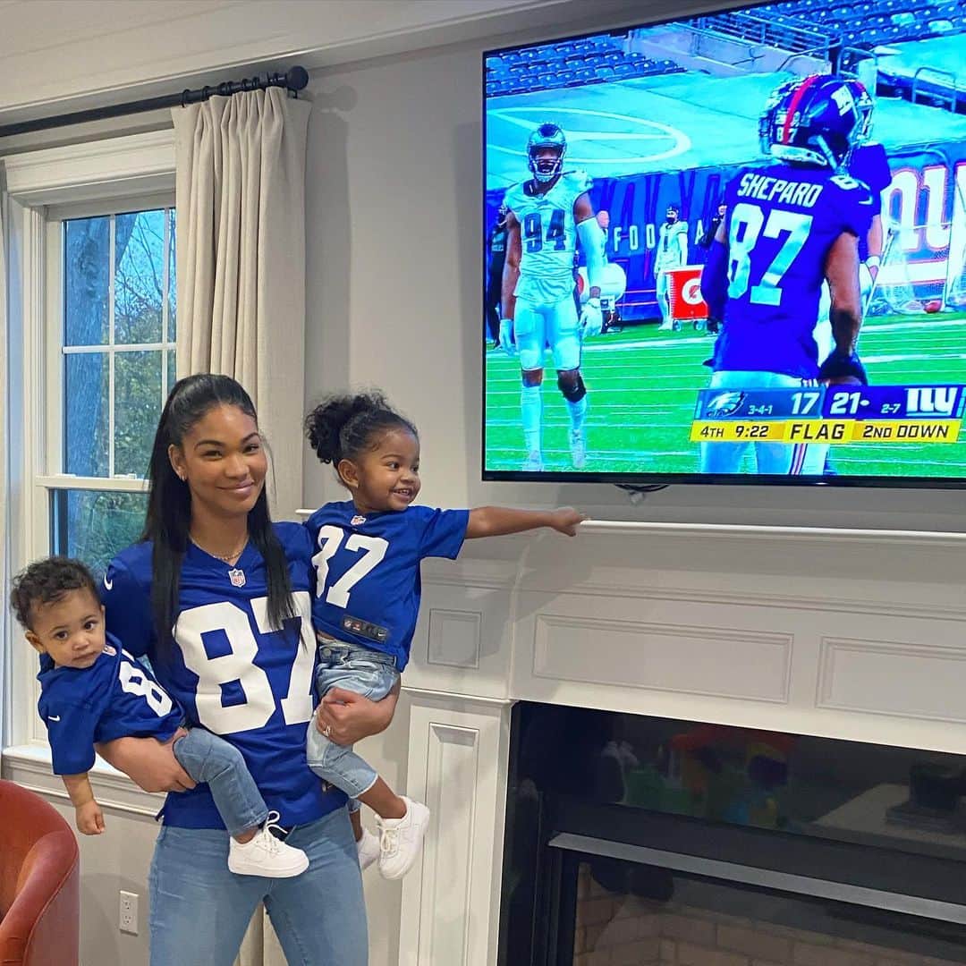 のインスタグラム：「Stadiums are closed this year but it won’t stop us from cheering daddy on 🏈 We love you 87 ❤️」