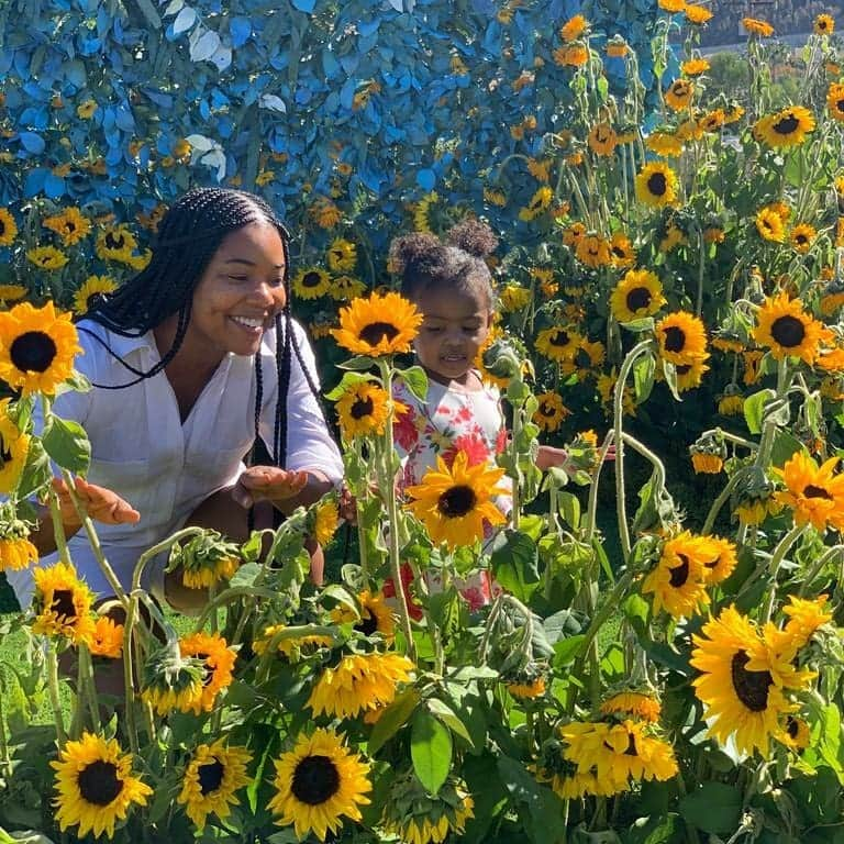 ガブリエル・ユニオンさんのインスタグラム写真 - (ガブリエル・ユニオンInstagram)「👶🏾 + 🌻🌻🌻= 🤗🥰🖤」11月16日 6時26分 - gabunion