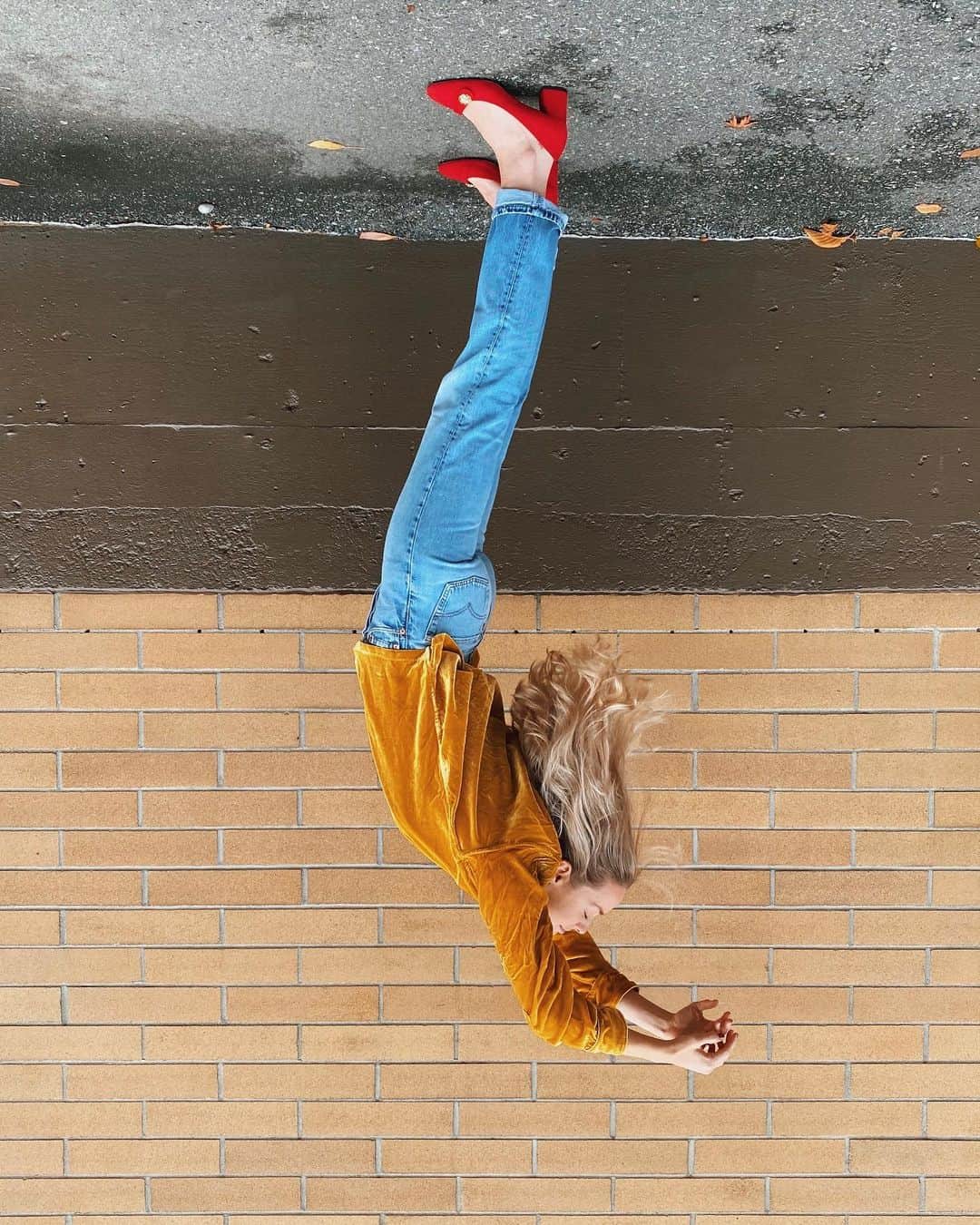 レイチェル・スカーステンのインスタグラム：「Flipping ones perspective can change everything ❣️」