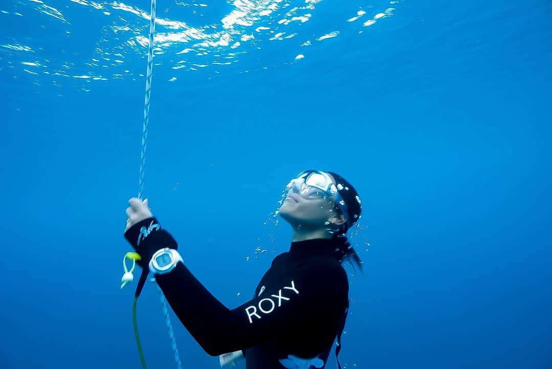 大下瞳美さんのインスタグラム写真 - (大下瞳美Instagram)「FreeDiving講習は約一年ぶり😳 今回@apneaworks のHIKARUさんに2日間レクチャーしていただきました。  Free Divingは海の中で逆さまになるので、耳抜きできんわ、海には酔うわ、水の中での体幹の使い方がわからないわで、びっくりするほどできないことだらけです。  freediverは静寂のプロです。受講者にリラックスさせるのが究極です。  水の中での動きは本当に目を奪われる程美しい。  人間にとって当たり前の呼吸を操り無酸素の水中で酸素コントロールを体内で行いながら美しく下へ下へと舞う世界。  フリーダイビングはヨガの最上級やなとつくづく思います。  講習中にしか感じることのできないあのスローな時間。 地上で生きている人達がほとんど味わうことのない究極の、リラックスがFree Divingにはあります。  Co2トレーニングがなぜ大切か？リラックスすることで、大幅なパフォーマンス向上が出来ることたくさん勉強になりました。  耳抜きが下手くそなのと本当に、ビビリなので、痛くなる前にやめちゃうんだけど、自分コントロールに焦りは禁物。仕事も人生もヨガも海も全て1ミリ1センチと少しずつあゆみ続け成長していきたい。  魚たちに招かれてるかのようにリラックス後ダイブしたら魚達がロープを渦巻いて歓迎してくれてたみたい😭✨  中々私生活でプラをなくすことは難しいけど、海に浮かんでるゴミとか見つけたら拾って欲しいです。  広島の水中はお菓子の袋とかペットボトルとかよく落ちてるけど、沖縄の海は珊瑚に釣り糸とか針がたくさん絡まってる。 見つけたら拾うようにみんなでしたいですね。  #freediving #aida1#aida2  #skindiving #sealife #okinawa#okinawajapan #sunabe #seagirl #supyoga#yogateacher#roxyjapan #roxygirl #roxylife #沖縄#沖縄ダイビング #フリーダイビング#ビギナー#サップヨガ#ヨガのある暮らし #海のある暮らし#11月#海日和」11月16日 6時28分 - hitomiooshita