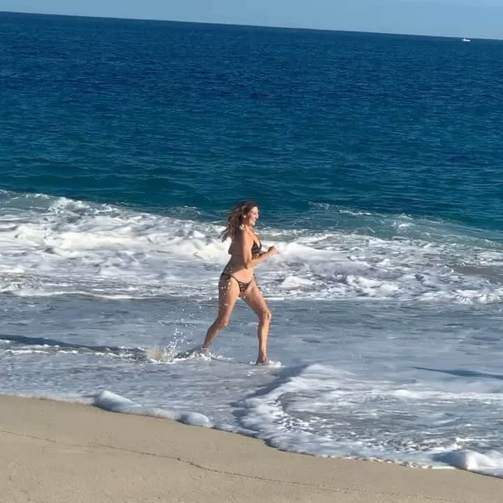 ヘザー・マクドナルドのインスタグラム：「Peter had me do this 5 times and @drdrewpinsky and his wife @firstladyoflove documented the weirdness of us our marriage. @bluedesertcabo #bikini #marriage #comedy #juicyscoop #tripping」