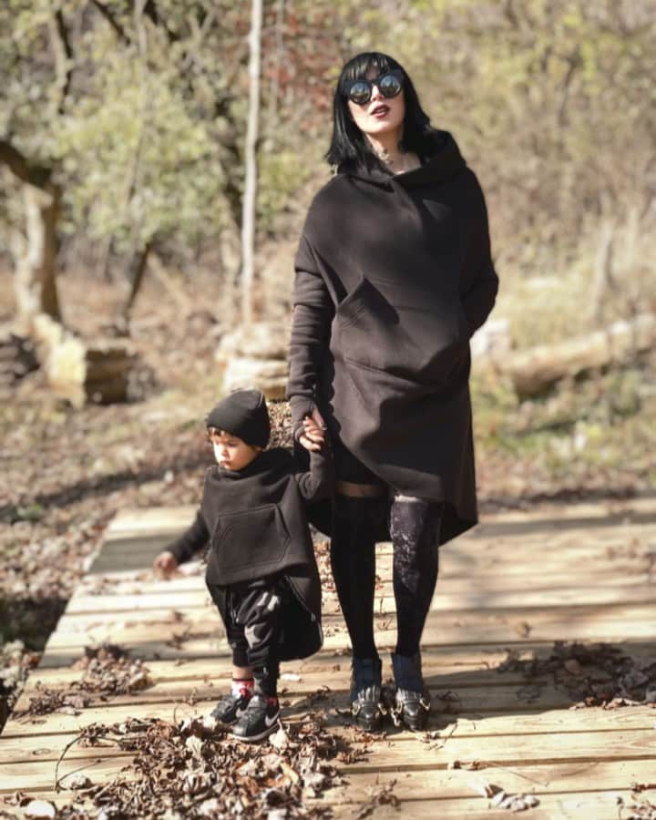 Kat Von Dのインスタグラム：「Like mother like son 🖤🖤  *for everyone asking about me and Leafar’s matching jumpers, they were made by one of my favorite indie designers: @aakashastyle 🖤🖤」