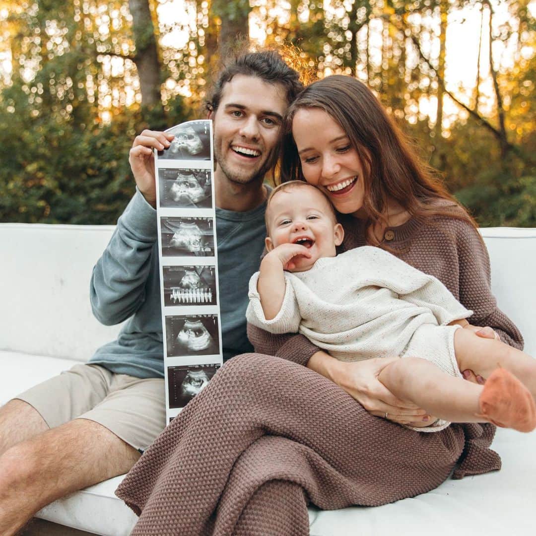 コリー・ロバートソンのインスタグラム：「2021 is going to be so much fun 🤗 Another grand baby on the way, and we are soooo excited!! @johnluke_robertson and @marykaterob enjoy every moment! Sheppie, you’re going to be the sweetest big brother ❤️」