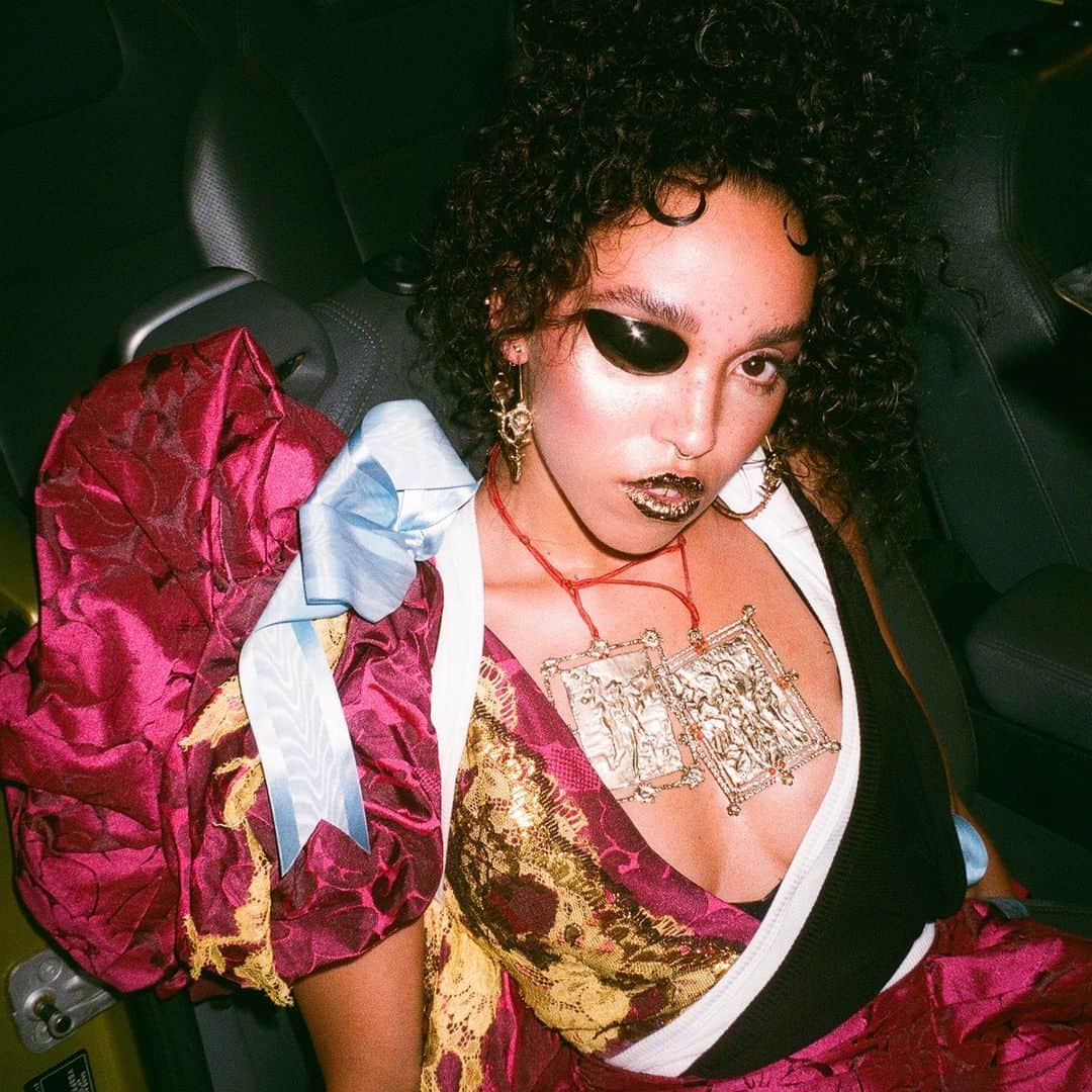 FKAツイッグスのインスタグラム：「words and visuals curated by @theo__tj__lowe <3  Working on this project I felt a deeper connection with twigs   I listened & tried to convey a message that was meaningful to her vision  It was important to me that I expressed quality & substance in the visual reference  Focusing on symbolism & expression  Embracing the female form  Girlhood to womanhood  to be a vessel to share part of her story  To celebrate Magdalene is a beautiful moment, such a great experience for everyone involved  Memories to hold forever  Here are some visuals from behind the scenes  Enjoy  Thēo x  Special thanks to @theo.adams and @sam_coren  Thanks to all the dancers involved in the creation of home with you video, truly a special process」