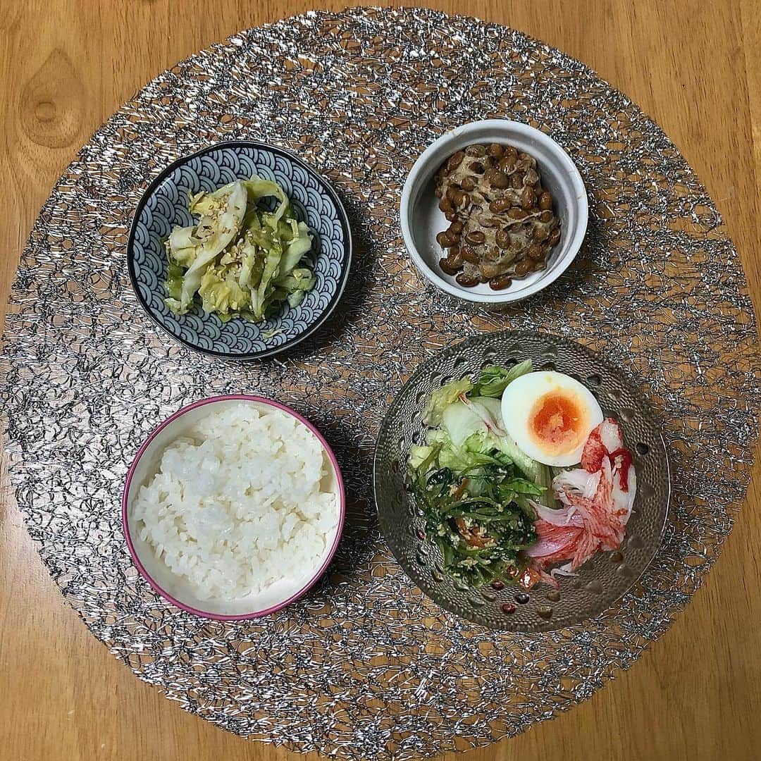 みのり(26)＠東京 ダイエットのインスタグラム：「朝 . . 納豆ごはん カニカマのサラダ 酢キャベツ . . . ちょっときいてくださいよ！ . 昨日中華街に行って占いしてもらってきた (今年うらない何回目) . うらない行きすぎて、表も裏もないね🧐 . 人の生年月日で、 ライフパワーっていうのが算出されるらしく 女性は150〜200、男性は200〜250が標準なんだって❣️ . . でも私は213で... . あなた男みたいなオンナね！ 仕事に生きるわぁ〜。 でも、稼いだ分だけ使うわね！ 財運はなし！ 自由人で縛られたくないから しばらく結婚もないわね . . と、(あってねーよとおもいこみながら) ざくざく切られる、わい🔪 . . でもゆくゆく 看護師なのでOLぽくはないです って言ったら(言っちゃったんかい) . . ひぃぇ、看護師？！？！ 看護師さんなら統計的に (占いの個人鑑定に統計使っちゃう？！) . ライフパワー250以上平均であるのよ〜👋 ほら、みんな男並みに働くでしょ？！ . . だから今の仕事は、 あなたには大変なのかもね！ . っいじょっ！ . . 他に何かききたいことは？ . . 天中殺ね、あなたは 2020/2/4〜2022/2/3まで！ この間に結婚したら、離婚するし 引っ越しもダーメ . . と、言われたが、ん？ . . 今まさに天中殺、2年間もあるやんけー！！！ . . ちゃんちゃん！(笑) . 仕事いってきます . ◉ライザップ公認の紹介アンバサダーです。 〜紹介特典で、お安く入会できます〜 . ▶︎全国どの店舗でもOK ▶︎カウンセリング予約前にご連絡ください . 📺RIZAP TVCM出演 🏅RIZAP BMG ファイナリスト2017.2018 . #rizap #ライザップ #ダイエット #diet #レコーディングダイエット #ダイエッター #公開ダイエット  #朝ごはん #morning #食べて痩せる #おうちごはん #糖質制限 #低糖質ダイエット #和食 #クッキングラム #自炊女子 #腸内環境 #食事管理 #栄養  #cleanmeals  #lowglycemic  #まいにちごはん部 #占い」