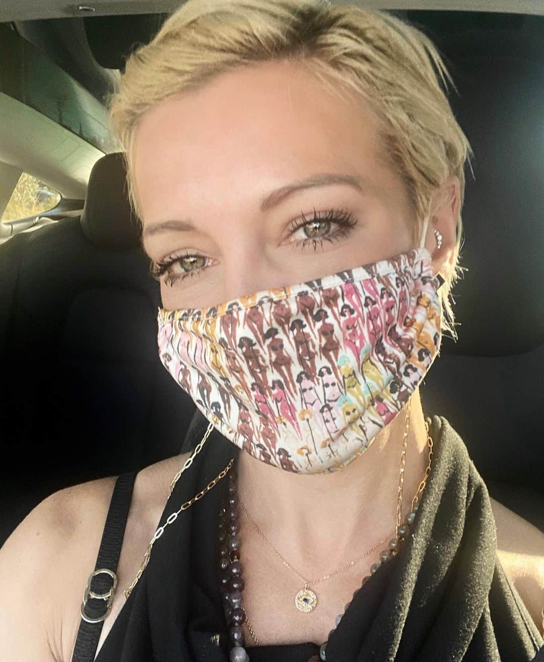 ケイティ・キャシディさんのインスタグラム写真 - (ケイティ・キャシディInstagram)「Making 2020 a little cuter and easier 🙏🏼 mask by @aliceandolivia & chain by @shopeverstore」11月16日 7時27分 - katiecassidy