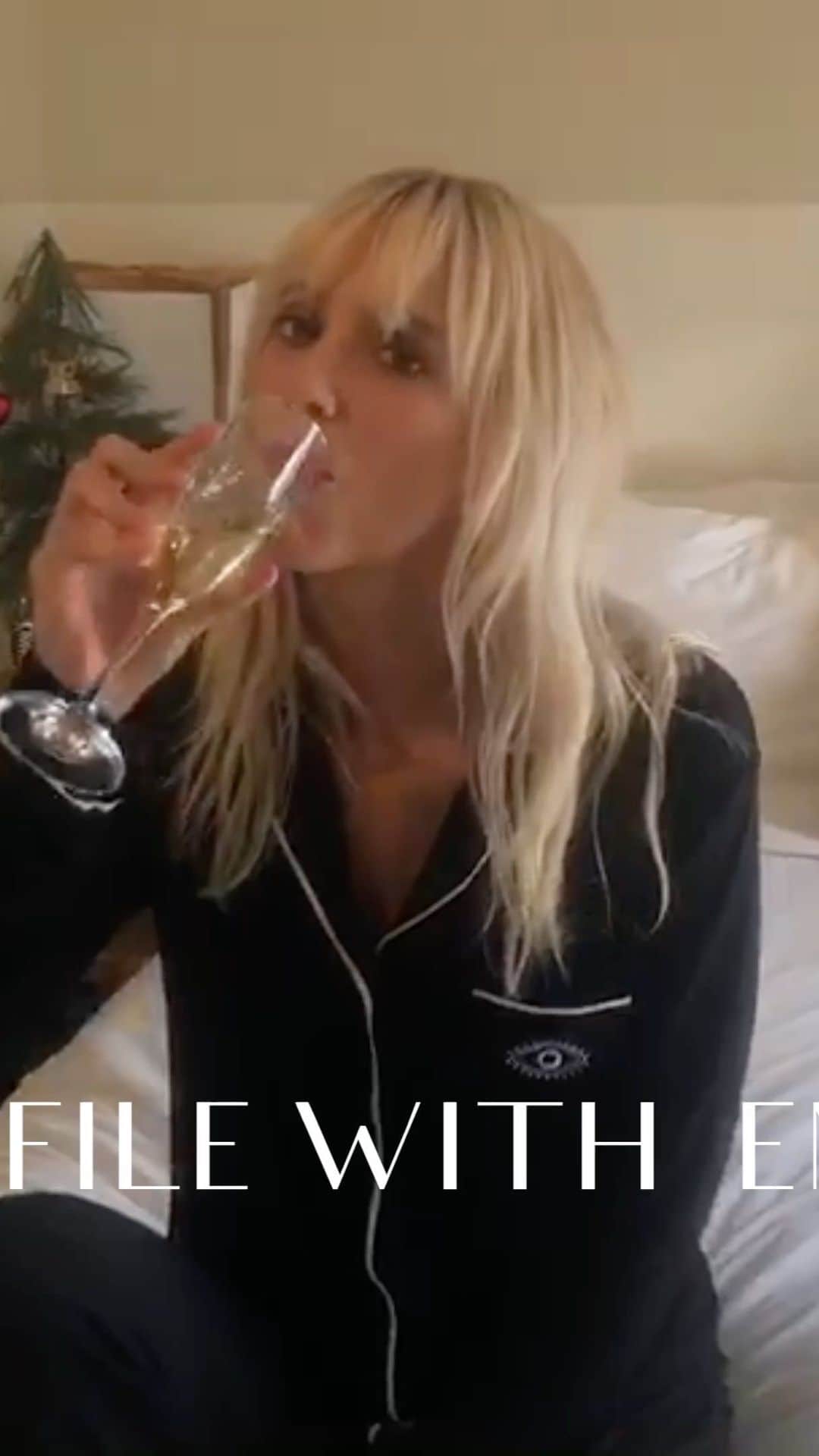 ニコールミラーのインスタグラム：「@emmasurmon crossed the border from Canada to pursue her dream of modeling in New York.  From skiing to decorating the Christmas tree, get to know Emma and how she has fun during the holidays! #NMHoliday2020」