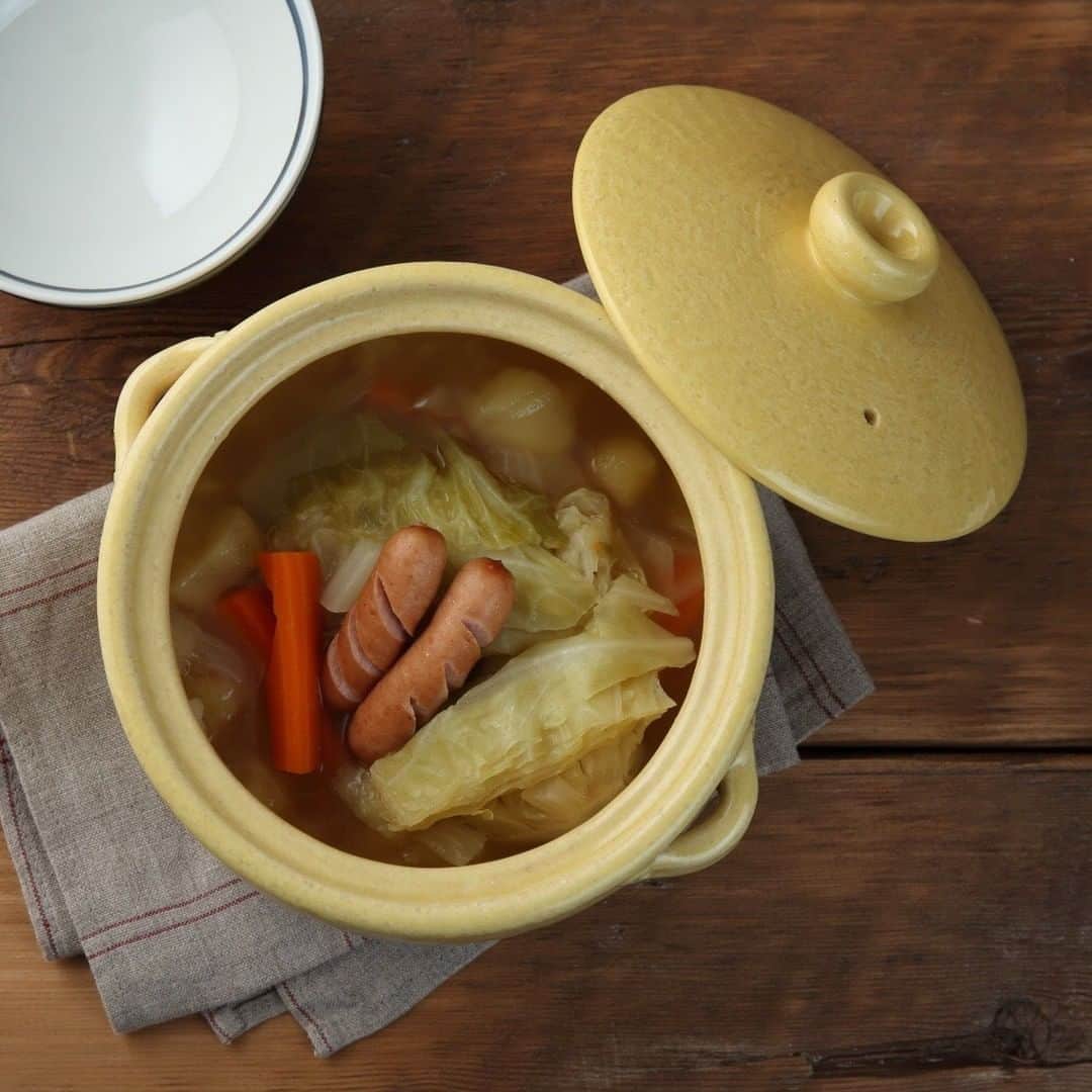 のインスタグラム：「. 土鍋専門店 #六鍋 からお届けする ポトフ鍋🥕  まるっこい形が愛らしく そのままテーブルに出したくなるようなデザインです。  直火はもちろんのこと、 オーブン、電子レンジ、食洗機も使用可能。  直径18cmと扱いやすく、 スープやシチューなどを作るときに重宝します✨  お色は、飴色、ルリ色もございます😉  ------------------------------- 六鍋／黄釉ポトフ鍋（中） https://komer.co/products/GohUt23mcD2uIOFIvwSO  ▷こちらの作品はKomercoアプリとWebサイトでクリエイターから直接ご購入いただけます。 ホーム画面の検索窓で「六鍋」と検索してください🔎  ▷Web版はプロフィールリンクから📲 @komerco_official  ▷iOS版アプリのダウンロードはAppStoreにて「Komerco」または「コメルコ」と検索🔎 -------------------------------  #komerco #コメルコ #cookpad #クックパッド #komercoごはん #料理をもっと楽しく #おうちごはんを楽しもう #おうちごはん #instafood #foodpic #cookinglove #手しごと #komercoクラフト #クラフト #手作り #一点物 #六鍋 #ポトフ #土鍋 #スープ鍋 #鍋 #鍋もの #ポトフ鍋」