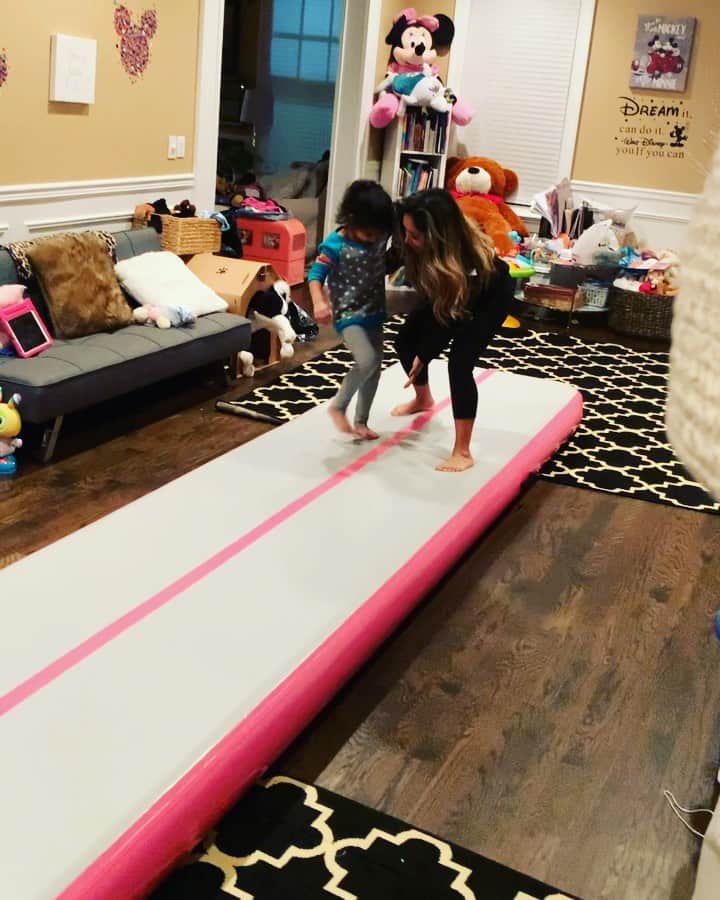 ニコール・ ポリッツィのインスタグラム：「My kids are my best friends😩 I told Lorenzo to be James Cameron & record our cheer routine. Sick cradle 💁🏽‍♀️ #sundayfunday」