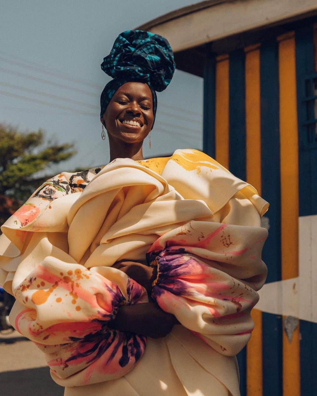 Vogueさんのインスタグラム写真 - (VogueInstagram)「Mercedes-Benz Fashion Week Accra has been spotlighting the best of Ghanaian fashion for the past four years now. Without the presence of live shows this season, Mercedes-Benz still wanted to highlight the work of local West African talent by producing a special photo series. Shot by Carlos Idun-Tawiah, the series showcases the new collections of five Accra-based designers: Larry Jafaru Mohammed (larryjayghana), Steve French (@stevefrenchofficial_), Hassan Alfaziz Iddrisu (hazzaofficiale), Atto Tetteh (@attotetteh), and Chloe Asaam(@chloe_asaam). Their distinctive chloebrands all focus on innovating traditional Ghanaian textiles, implementing eco-friendly production methods, and celebrating a sense of Pan-Africanism. They all design and create out of Accra, partnering with local creatives there to source their unique textiles. Tap the link in our bio to learn more about the designers who are reinventing Ghanian traditions through their incredible designs. Photographs @carlosidun」11月16日 7時43分 - voguemagazine