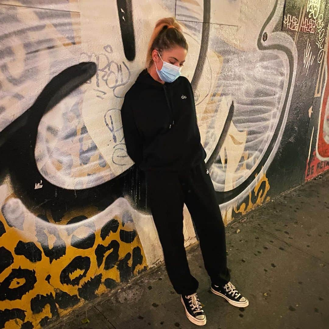 アシュレイ・ベンソンさんのインスタグラム写真 - (アシュレイ・ベンソンInstagram)「I missed New York 🖤 @alo #wearamask」11月16日 7時49分 - ashleybenson