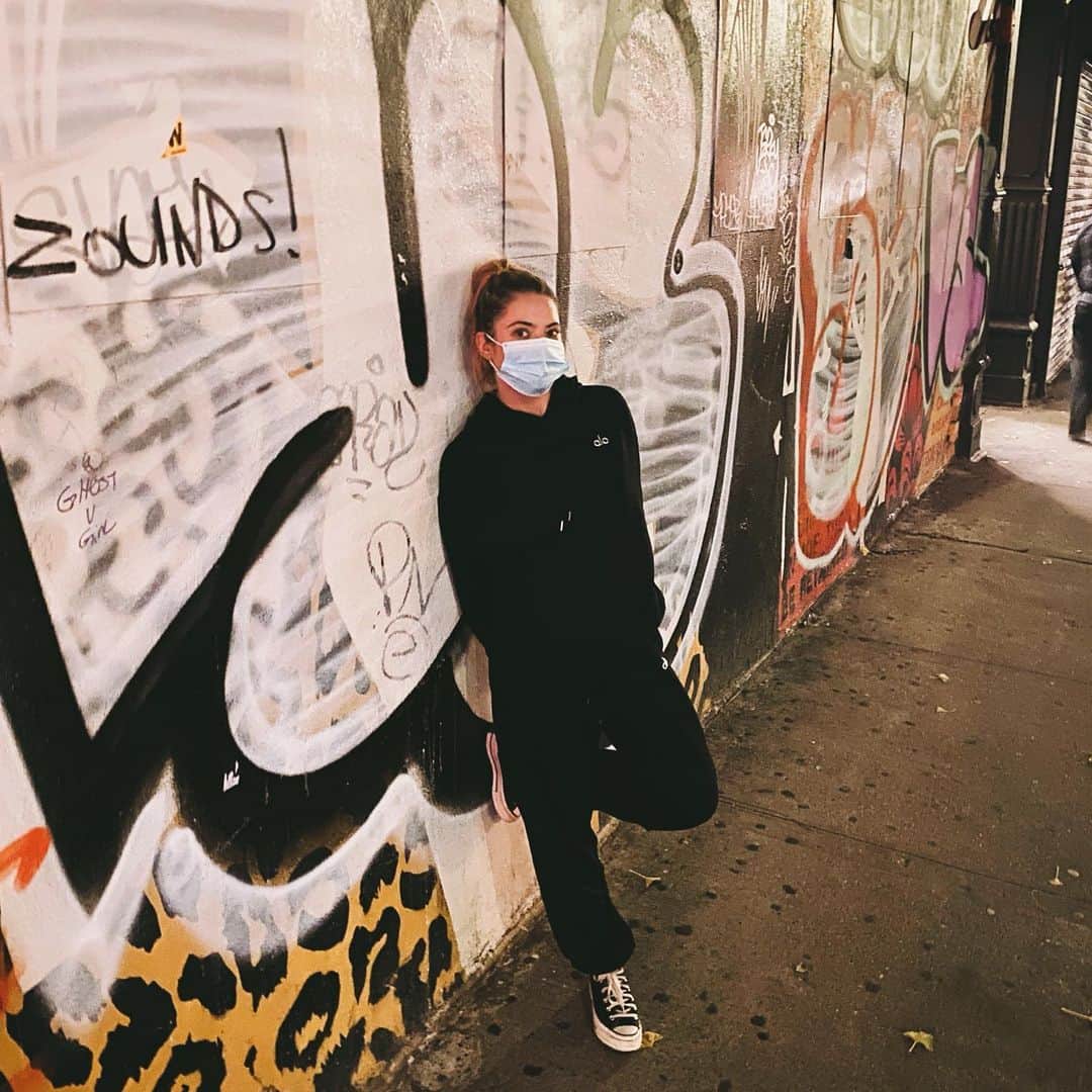 アシュレイ・ベンソンのインスタグラム：「I missed New York 🖤 @alo #wearamask」